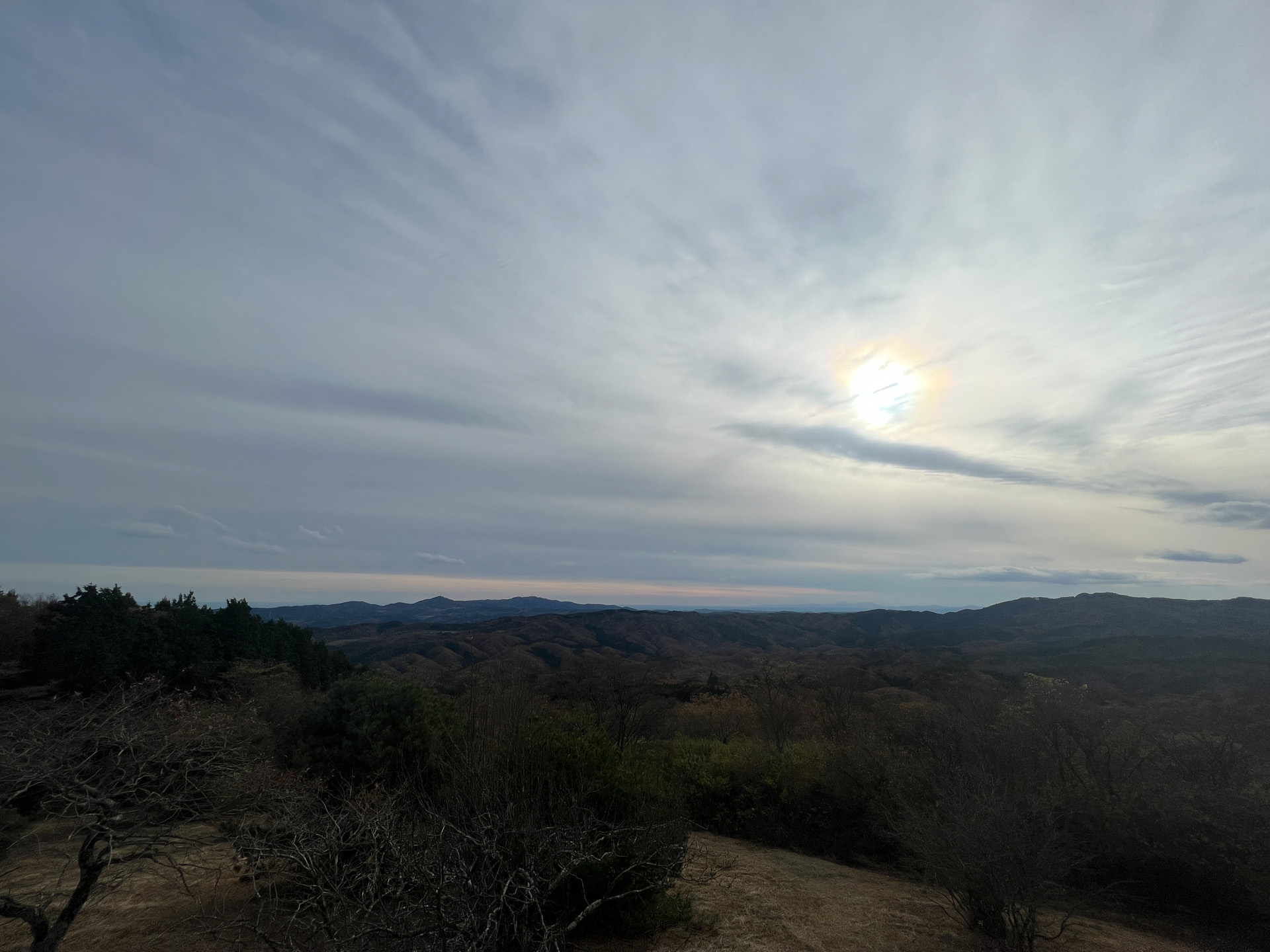 土岳山頂、天気がよければ富士山も見えるそう