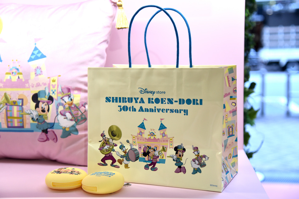 ミッキー フレンズ 巾着 ディズニーストア 渋谷公園通り店 30周年 ディズニーストア ミッキー ポーチ キーホルダー Thailandwoods Com