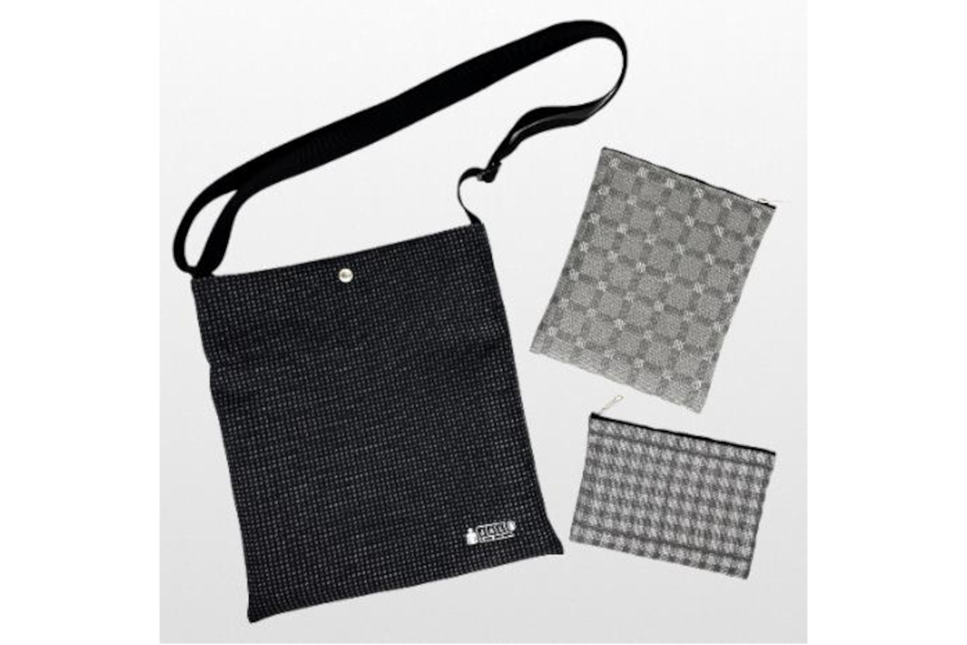 「JALシートファブリック ショルダーバッグ」。大小2つのポーチ付き