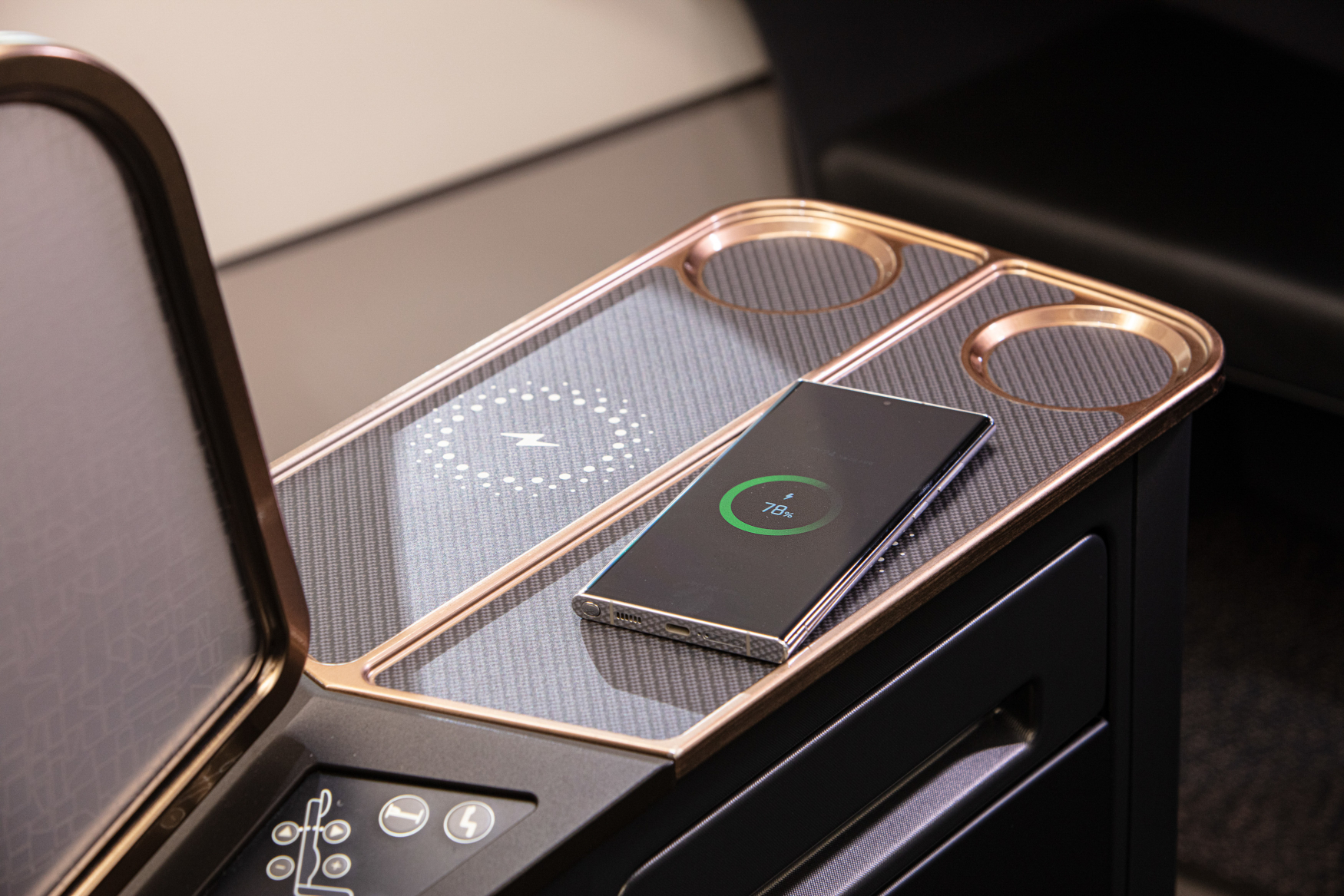 プレステージクラスではワイヤレス充電が可能