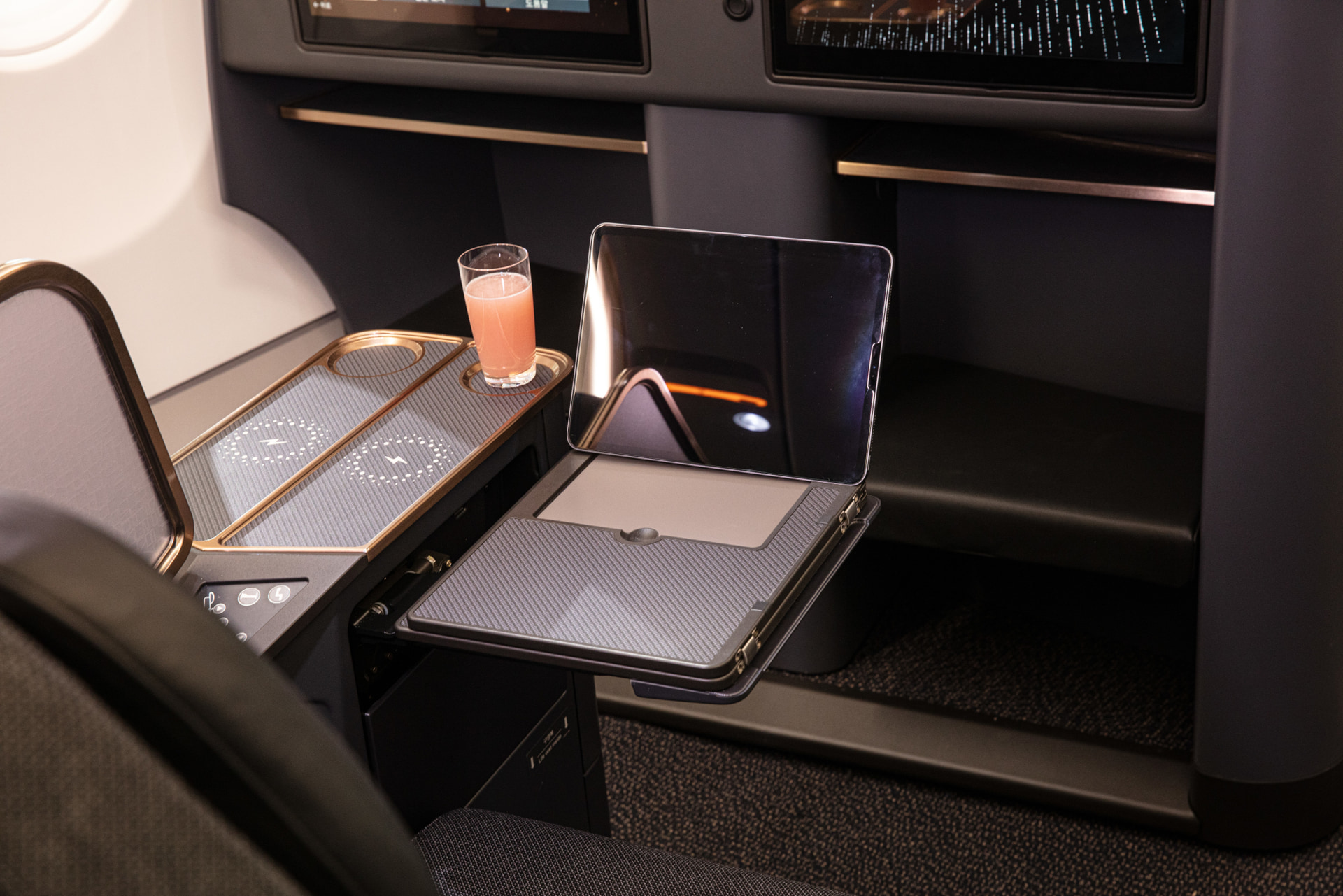 スマホやタブレットのスタンドを備えるテーブル