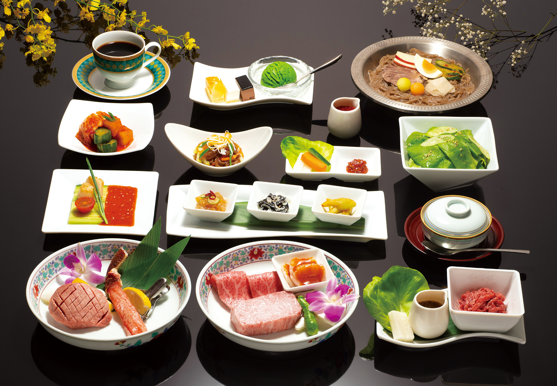 叙々苑の「新春スペシャルプラン！　お土産福袋付き特別ディナーコース」（1人2万円）。先着5セット、1月1日から電話予約受付