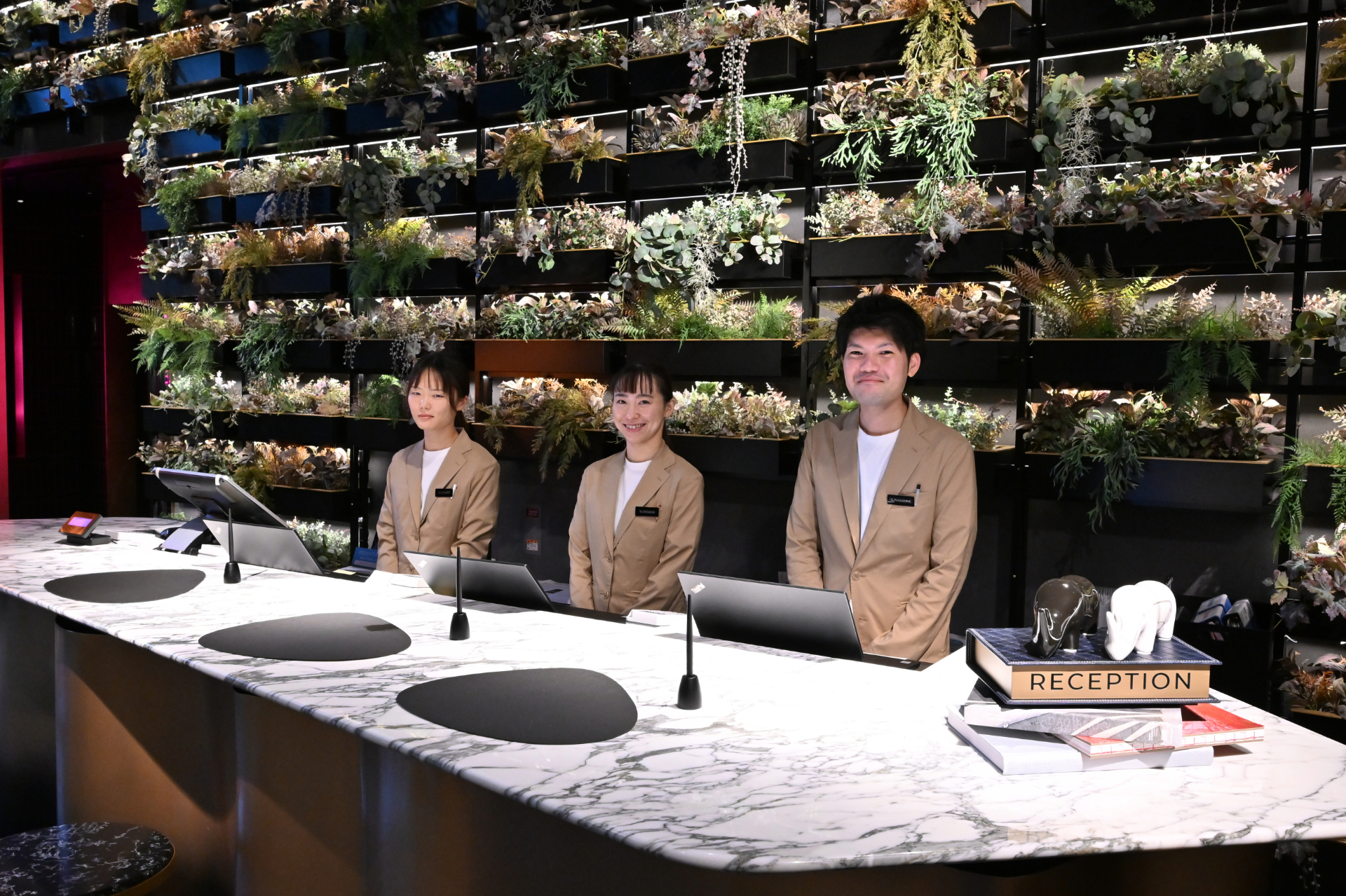 無機質なビルのあいだのエントリーを抜けると緑に囲まれたエントランスが姿を現わす