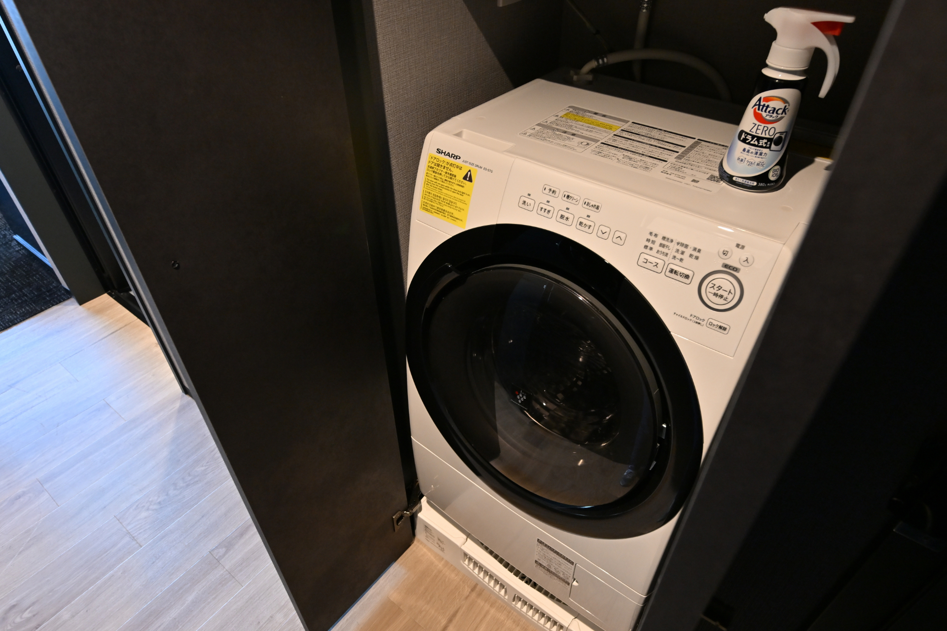 同じくスーペイアクイーンリビングに備え付けられている洗濯乾燥機。わざわざコインランドリーに行かなくても自室で洗濯できるのは、長期滞在者にとってはありがたい。洗濯洗剤ももちろん用意されている