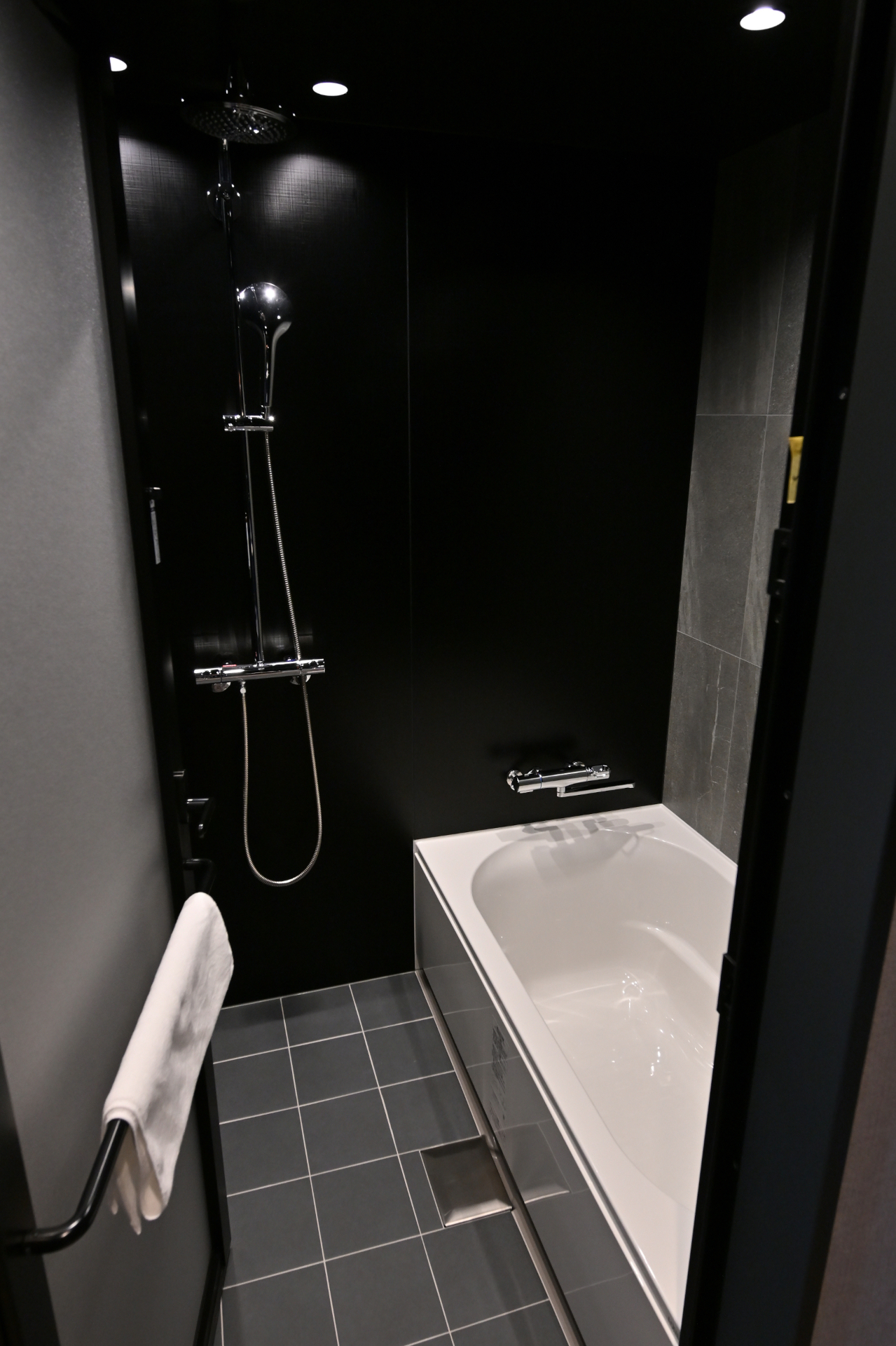 トイレとバスは別々になっており、バスタブにお湯を溜めてゆっくりと湯船に浸かれる。鏡やバスチェアがないのは少し残念