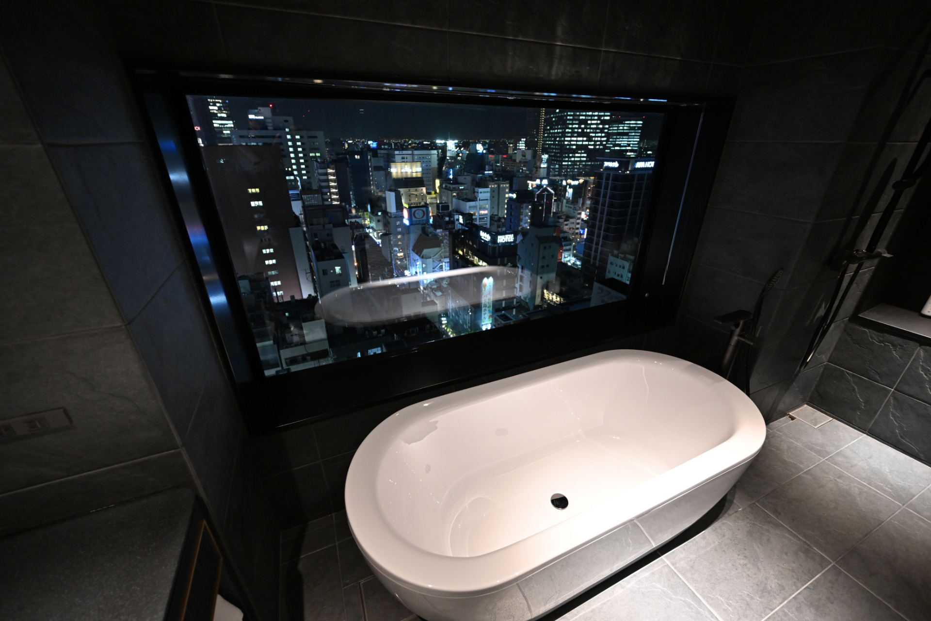部屋だけでなく、バスルームからも景色が楽しめるビューバス仕様