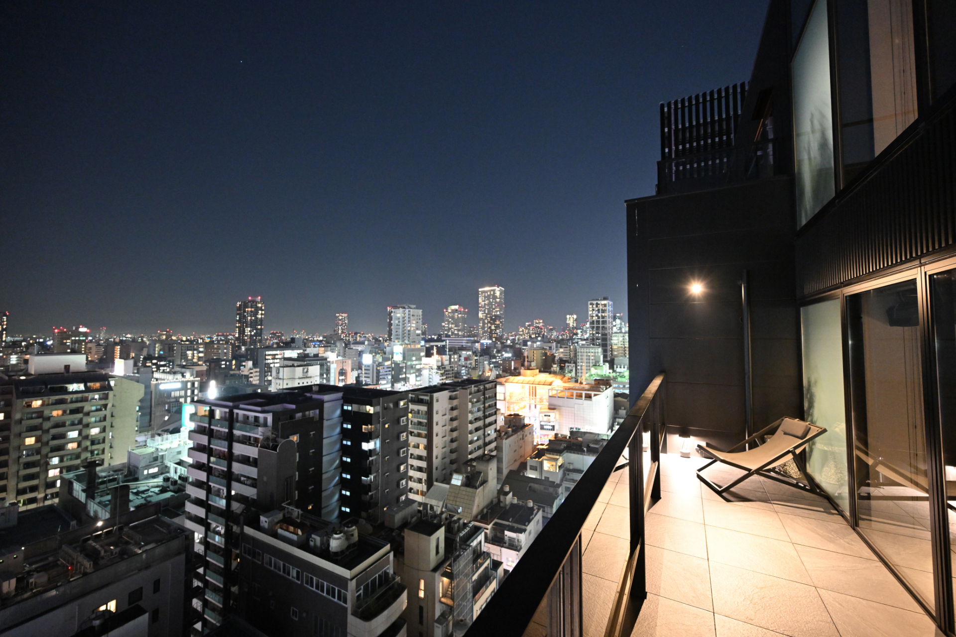 3室あるプレミアムツインのうちバルコニーを備えるのはこの1室のみ。残りの2室は角部屋で2面ガラス張り。どちらも眺望は抜群