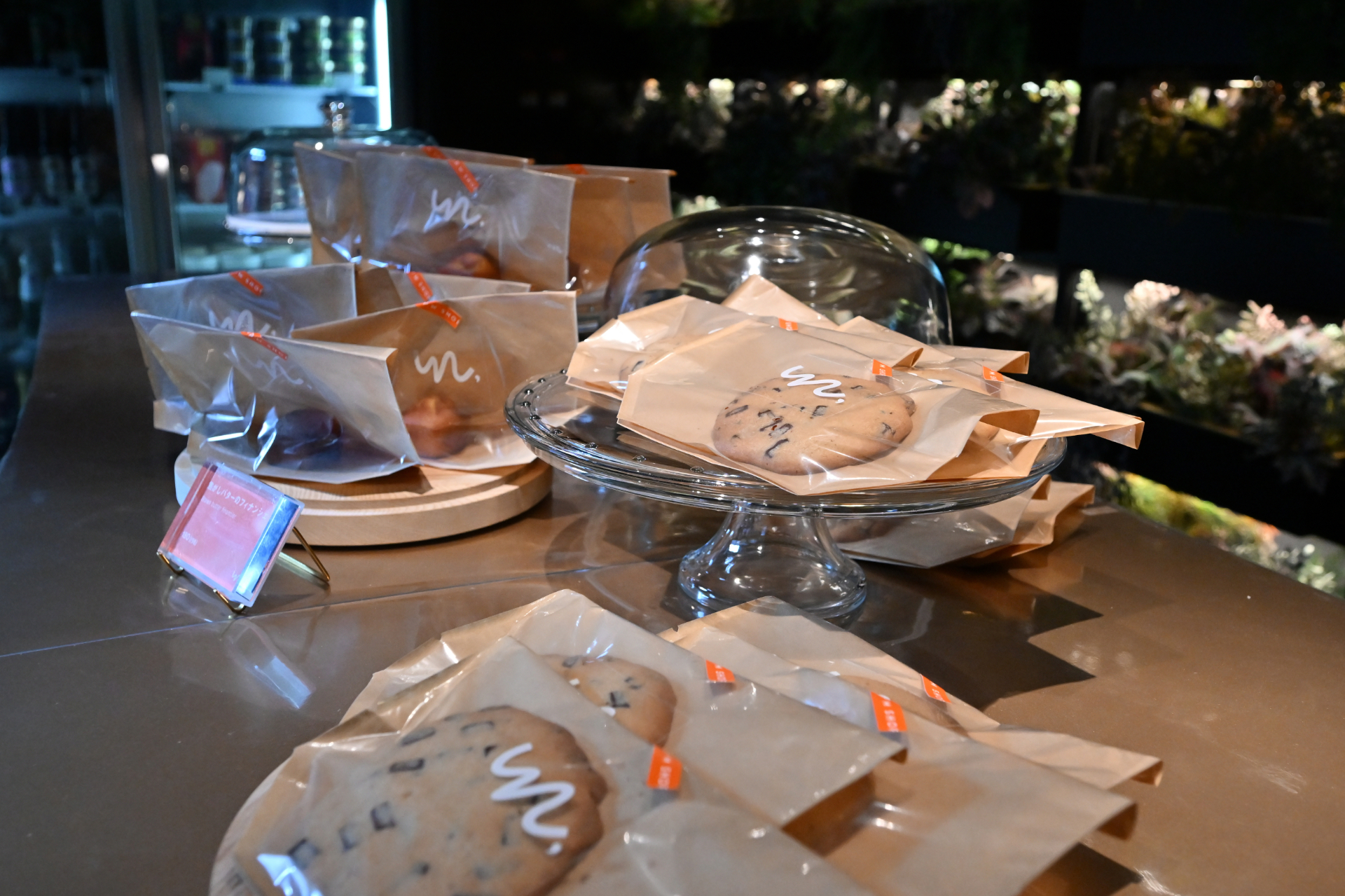 焼きたてフィナンシェや発酵バターのクロワッサン、クッキーなども気軽に楽しめる。ホテル宿泊客以外でも購入可能