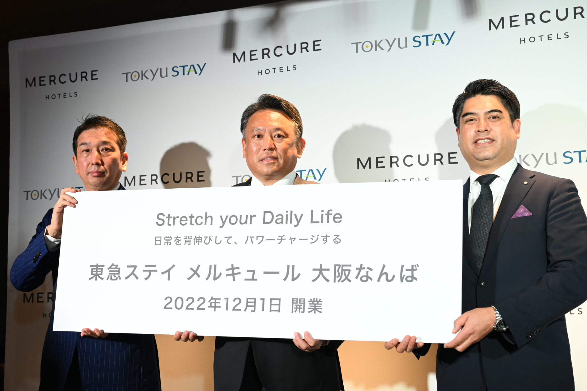 右からアコー 日本代表 ディーン・ダニエルズ氏、東急リゾーツ＆ステイ 代表取締役社長 粟辻稔泰氏、東急ステイ メルキュール 大阪なんば 総支配人 荒木昌志氏
