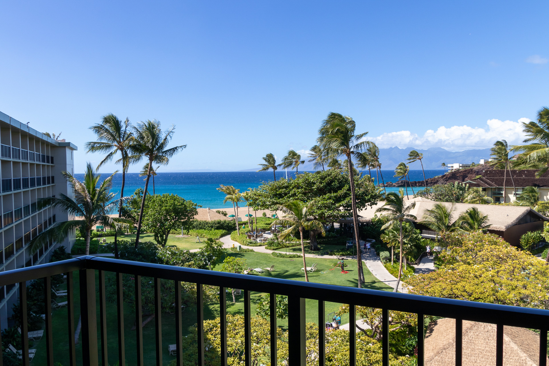 ラナイからはマリンブルーの海も緑濃いモロカイ島もバッチリ見える