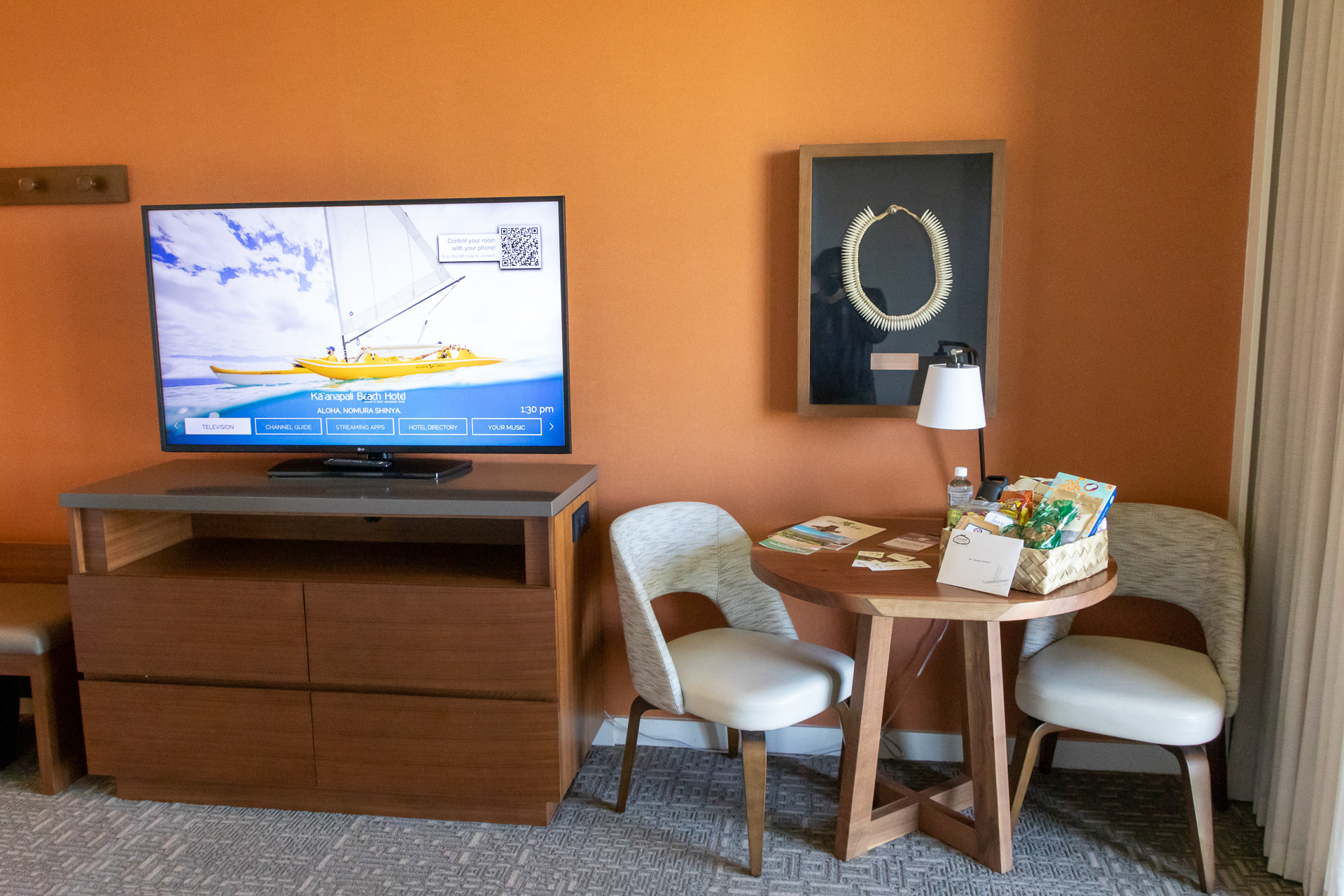 壁面は赤土を表わした色合い。使い勝手のよいテーブルとイス