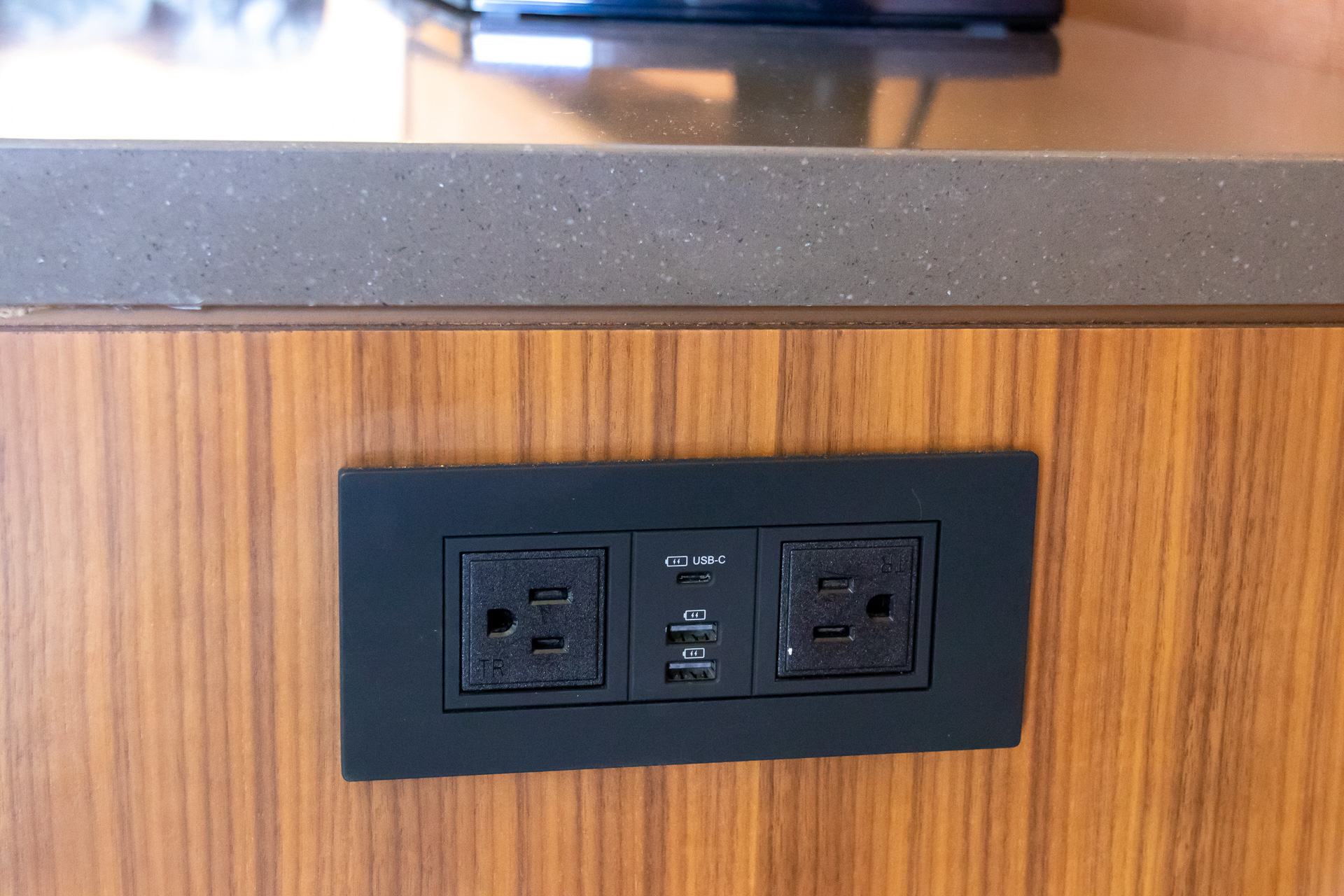 コンセントはUSB Type-Cにも対応している