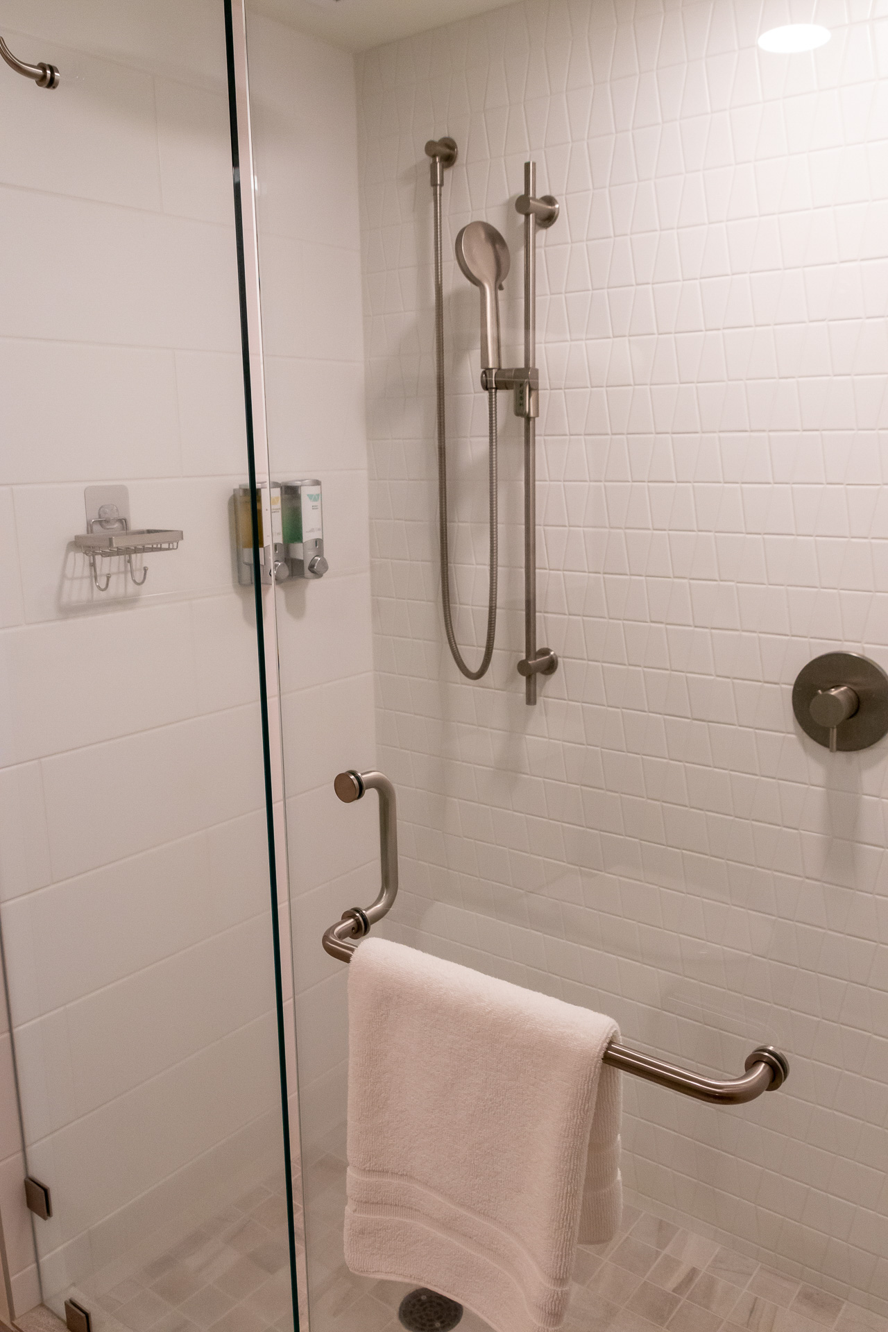 こちらの部屋はシャワータイプ