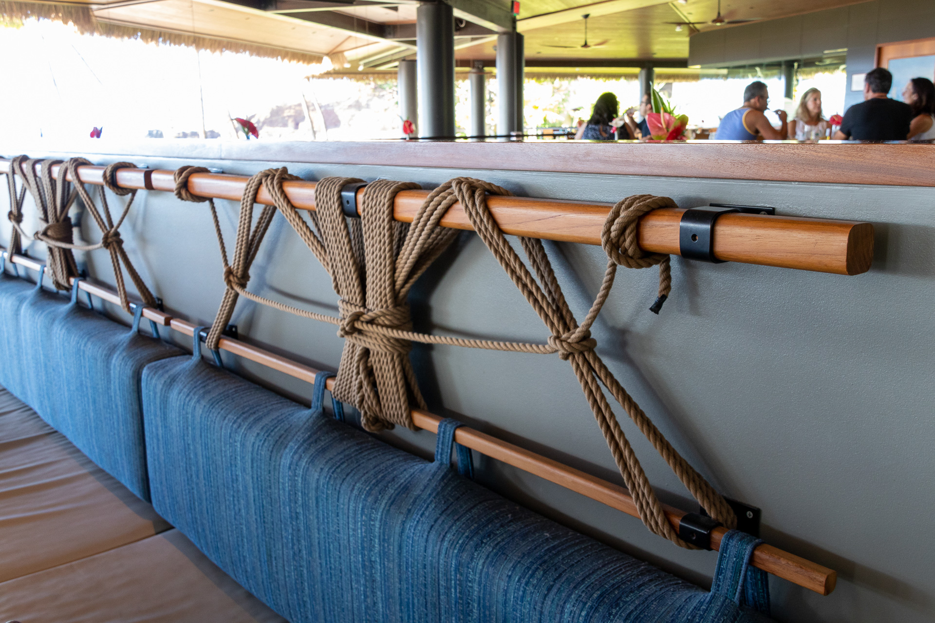 店内の装飾から展示してあるアートなどはすべて手作り。天井ライトは星座をイメージして配置されている