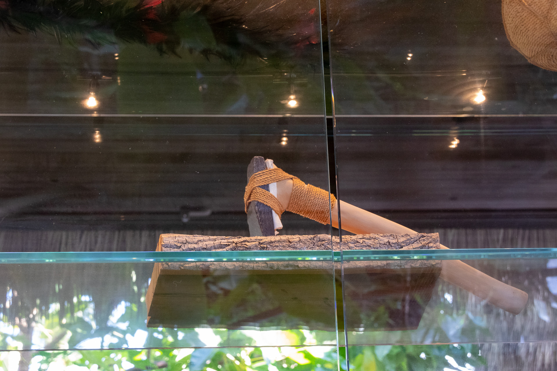 店内の装飾から展示してあるアートなどはすべて手作り。天井ライトは星座をイメージして配置されている