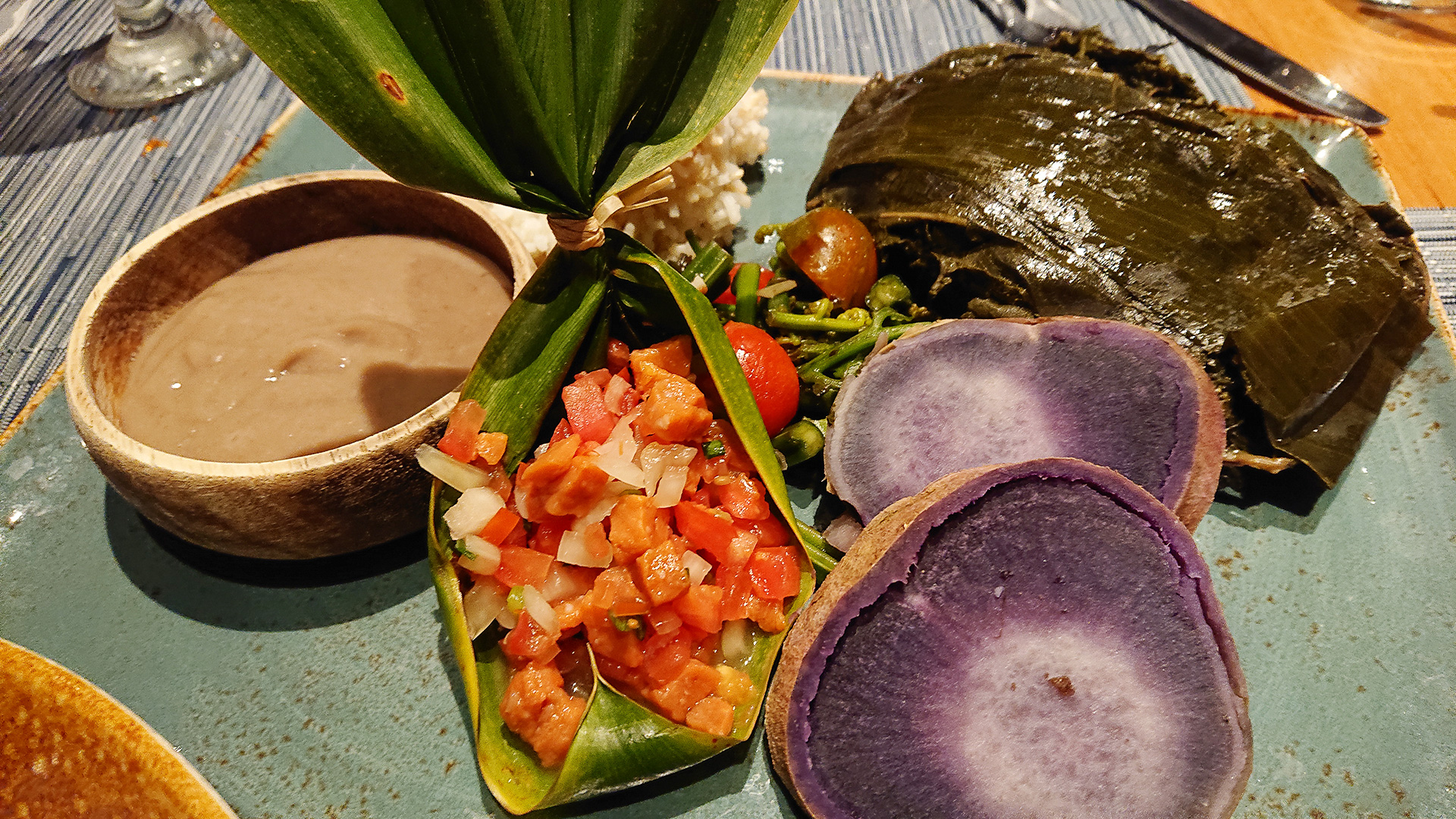 ハワイを味わえる「シェフズ・ラウラウ」。豚肉などをタロイモの葉で蒸したラウラウ、タロイモをすりおろしたポイ、塩漬けサーモンとタマネギとトマトを混ぜ合わせたロミサーモンなど、ルアウ（ハワイ式宴）で出される料理を皿に盛ったもの