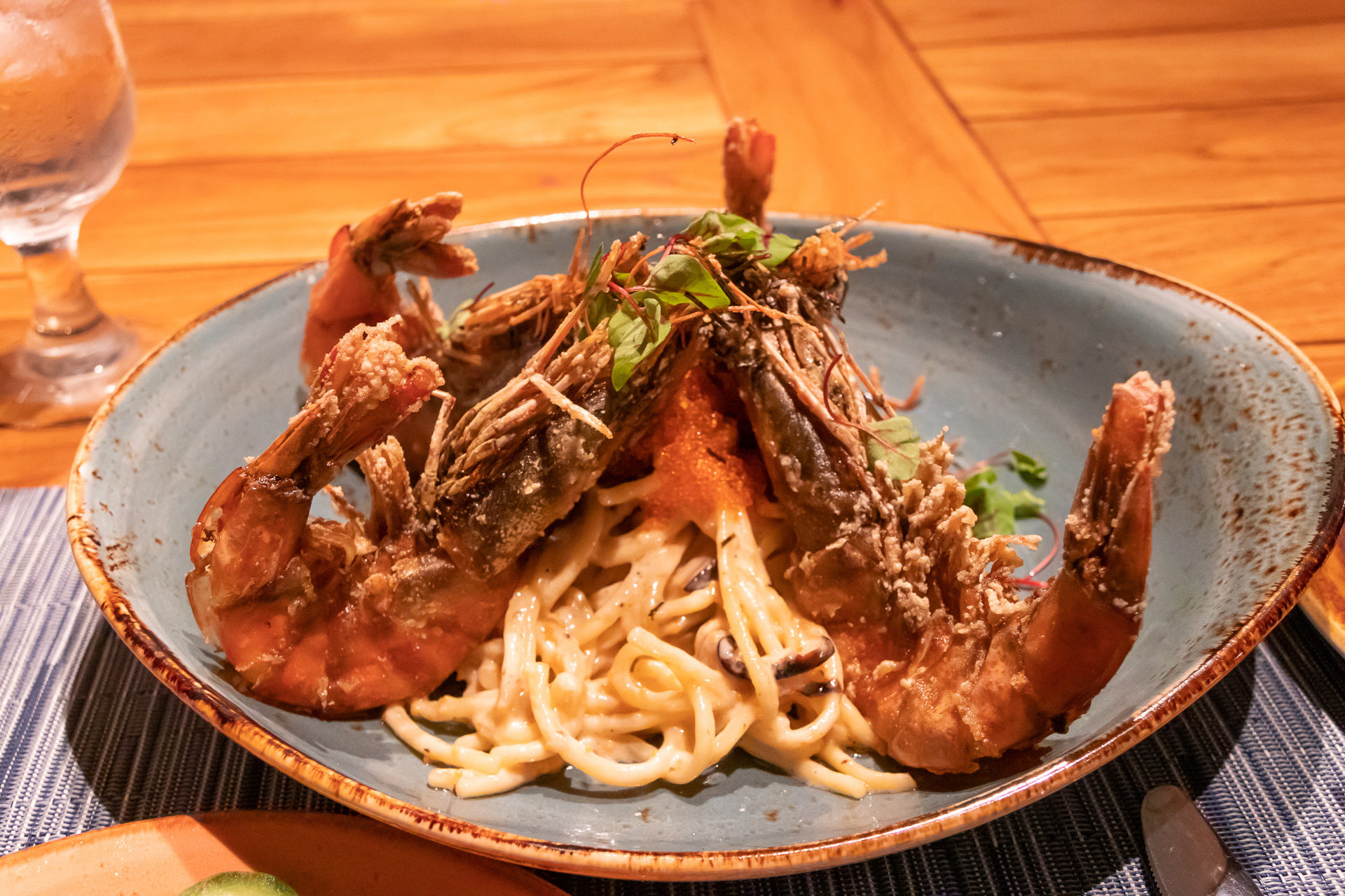 揚げたエビを豪快に盛った「オパエ・パスタ」。アワビとトビコを混ぜたクリームソースは濃厚な味わい