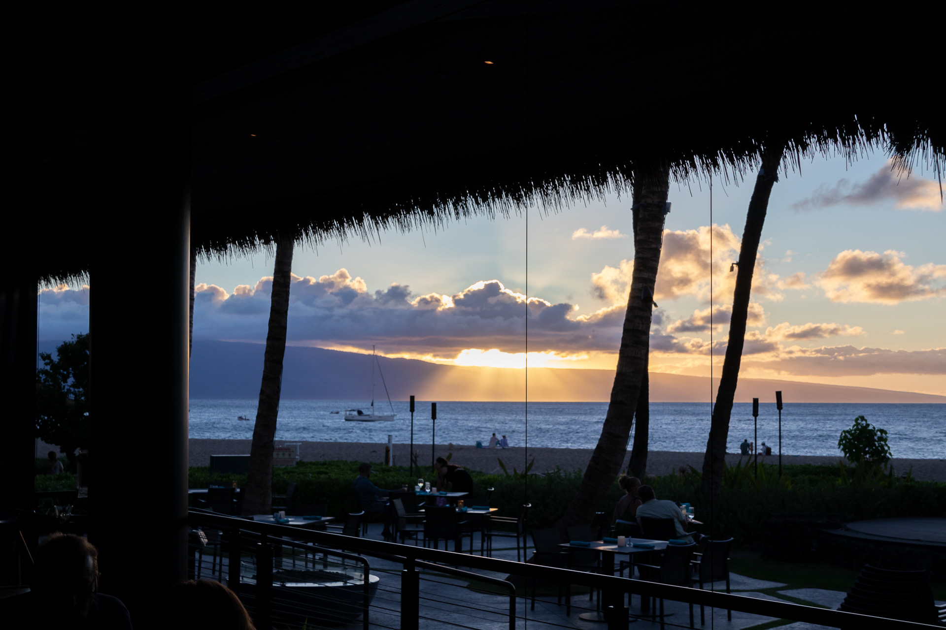 ラナイ島にかかる夕焼けも美しい