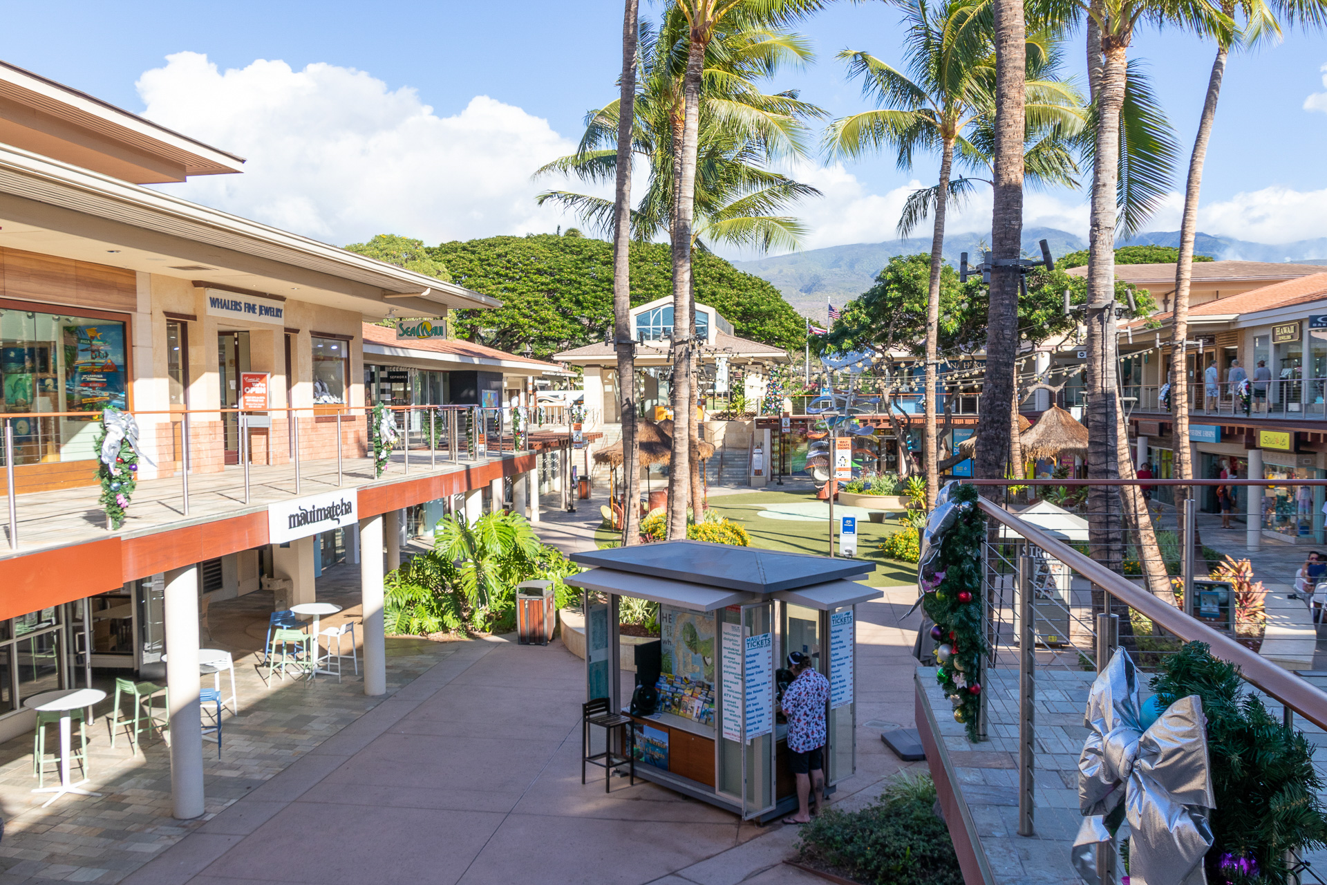 ホエラーズ・ビレッジ・ショッピング・センターは歩いてすぐの距離にある。ハワイで便利なABCストアもある