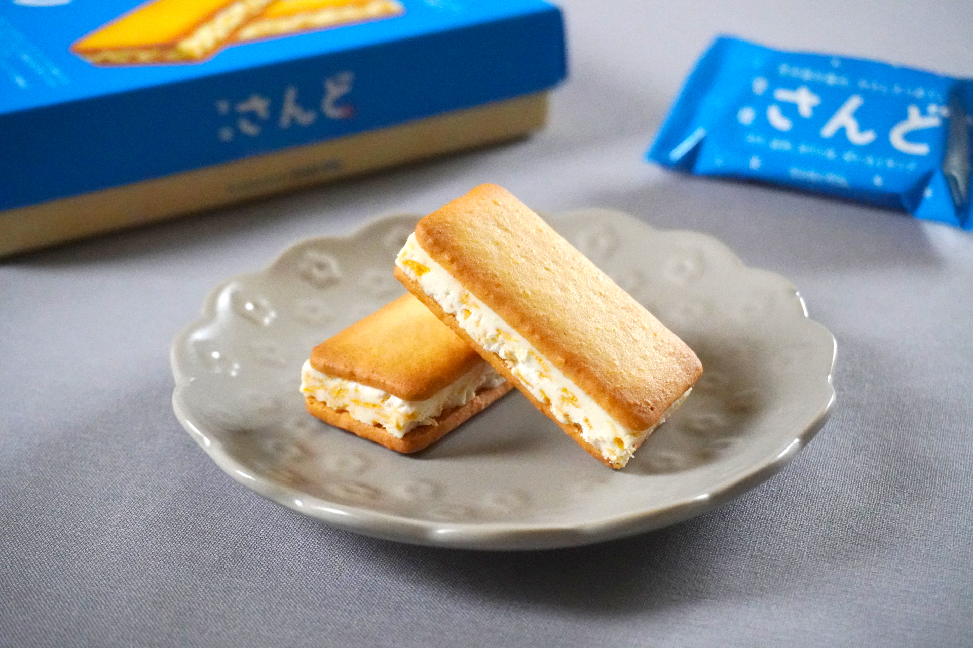 宮古島の雪塩を使用した雪塩さんど。ほわっととろけるエアインチョコを、軽やかなビスケットで挟んでいます