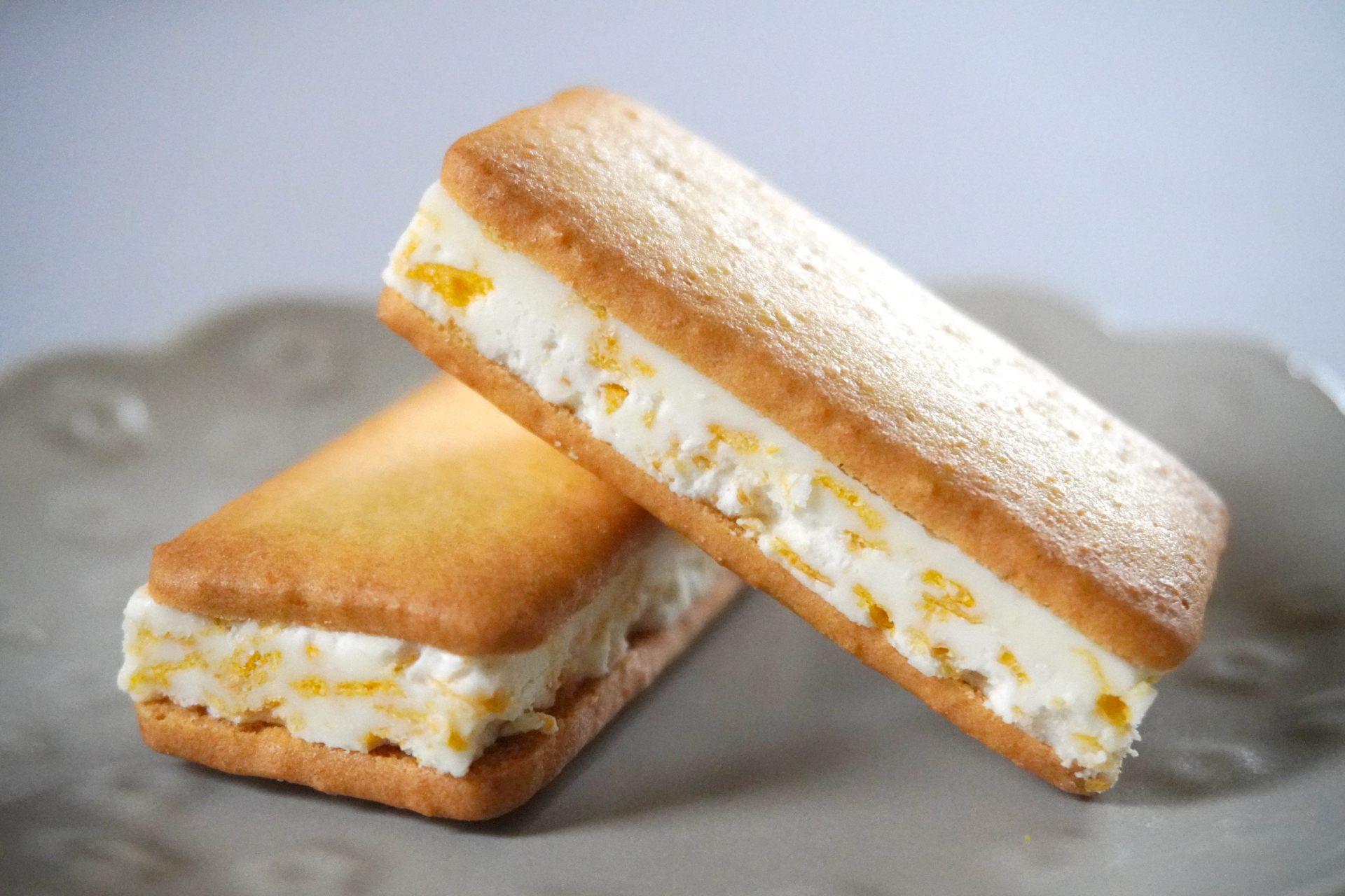 チョコのなかには細かなコーンフレーク入り。ザクザクした歯ごたえが美味