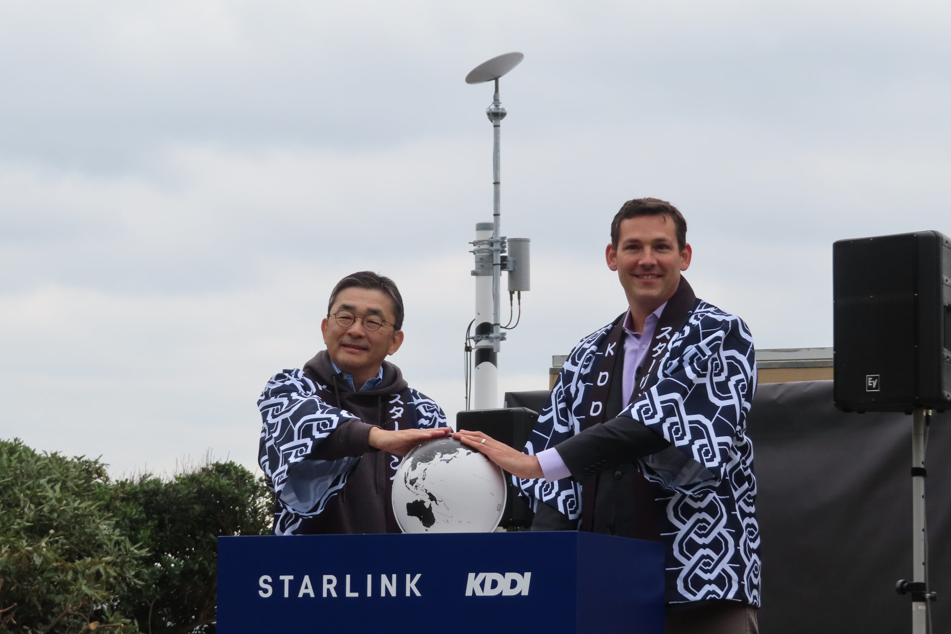 Starlink基地局の電波発射セレモニーを行なう高橋誠氏（左）とJonathan Hofeller氏（右）