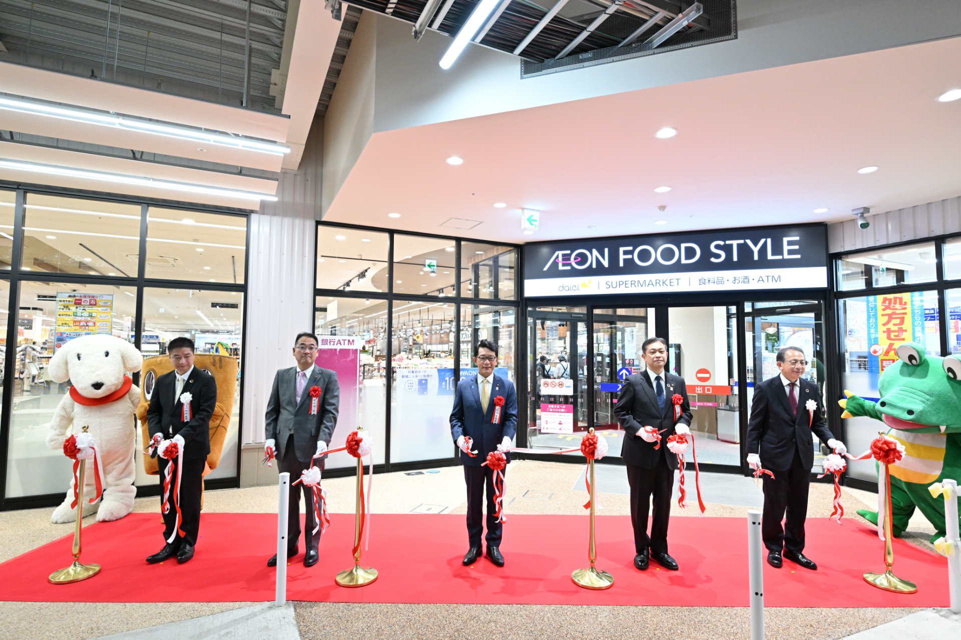 オープニングセレモニーのテープカット。左から、株式会社ダイエー 代表取締役社長 西峠泰男氏、豊中市議会議員 井本博一氏、豊中市長 長内繁樹氏、阪急バス 代表取締役社長 井波洋氏、イオンタウン株式会社 代表取締役社長 加藤久誠氏