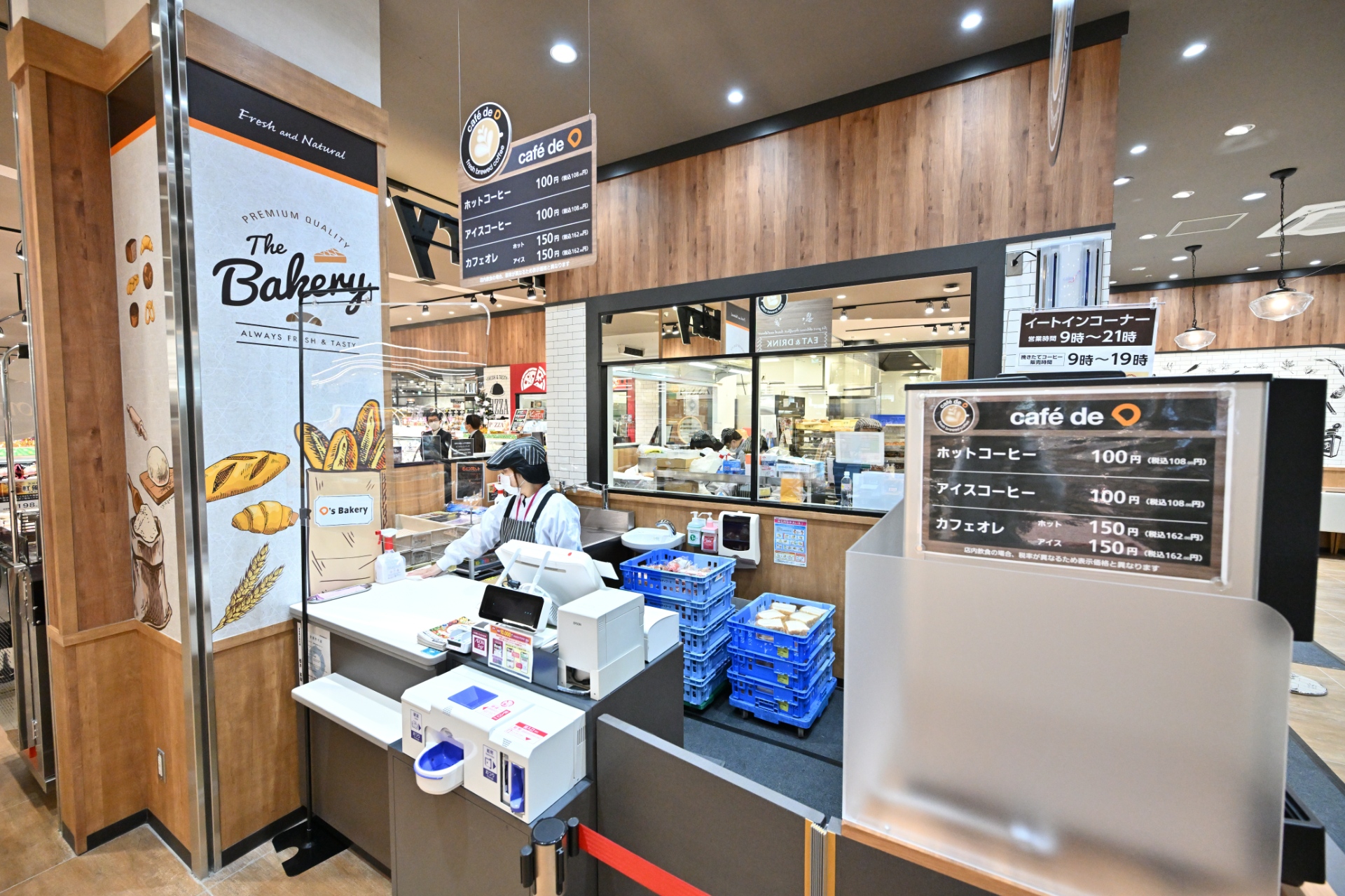 ベーカリーでは店内で焼き上げるパンを販売。イートインスペースも備えている