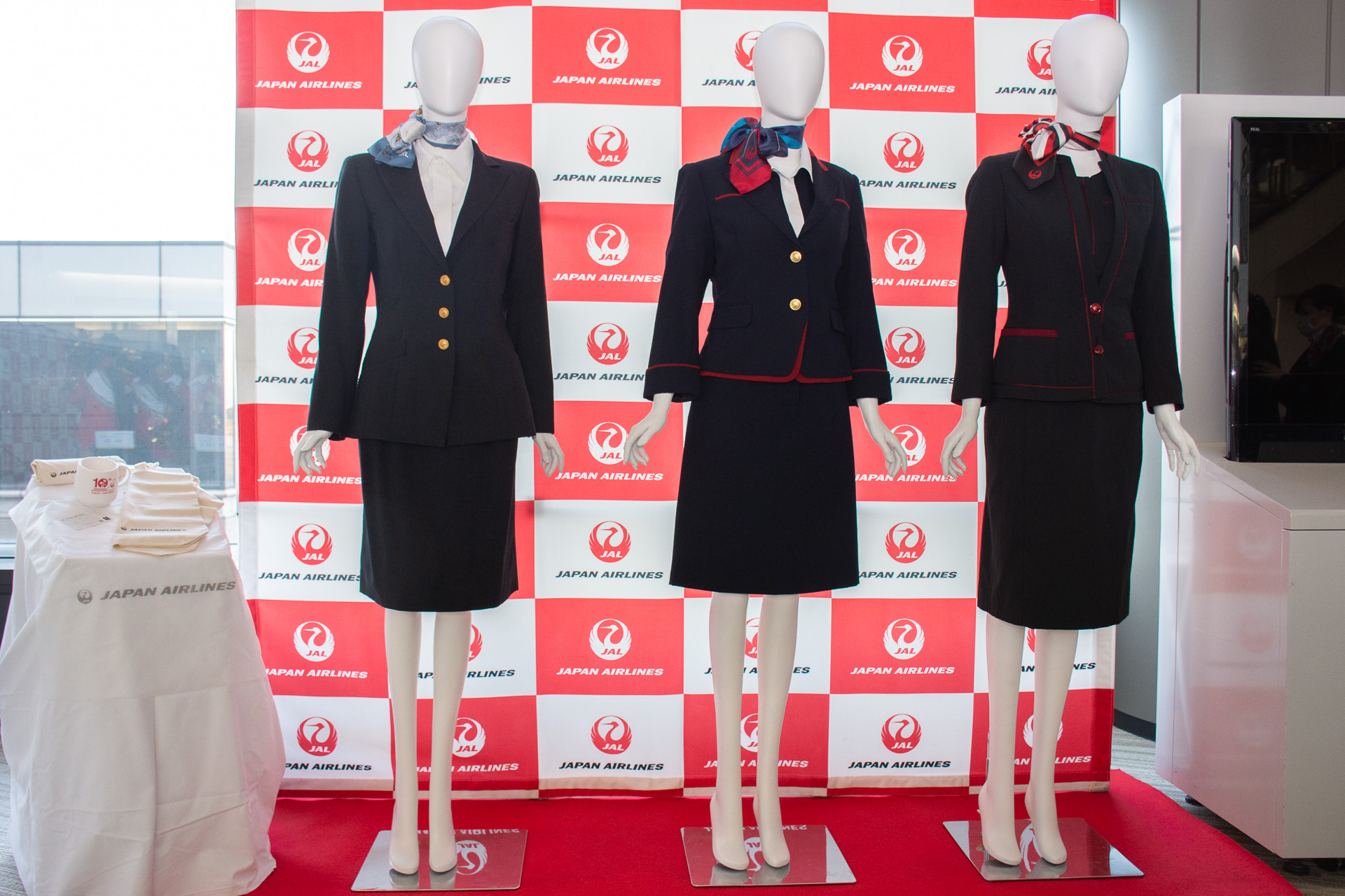 就航から10年の間に変わった制服。左から9代目、10代目、11代目（現行）