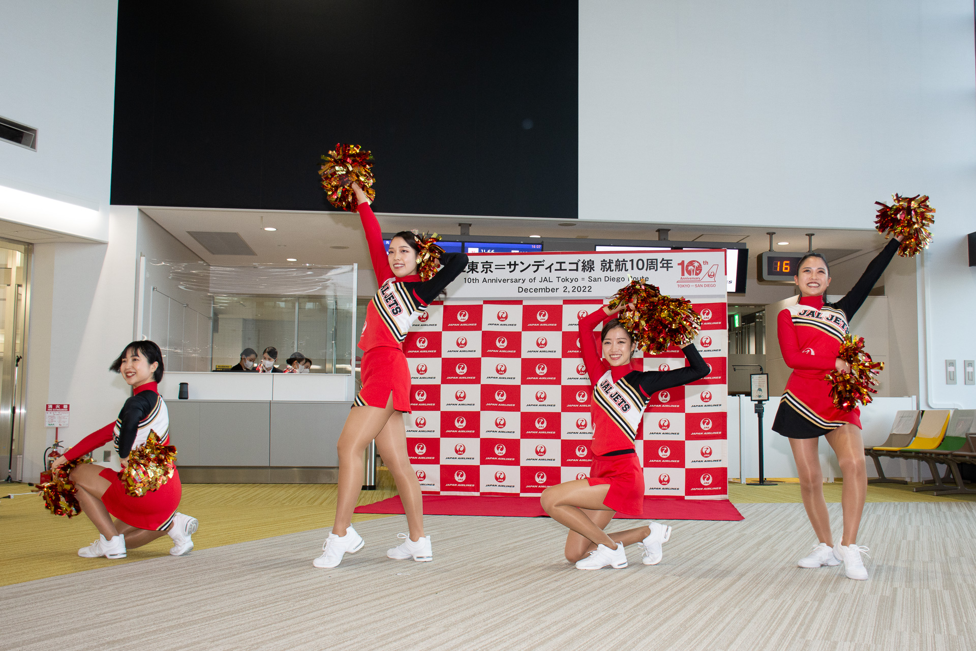 現役の客室乗務員で構成するチアダンスチーム「JAL JETS」がパフォーマンスを披露した