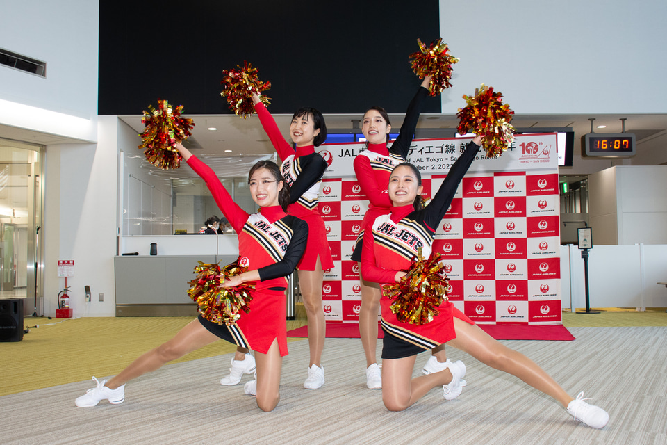 JAL、サンディエゴ線10周年。現役CAのチアダンスチームが渾身のダンス