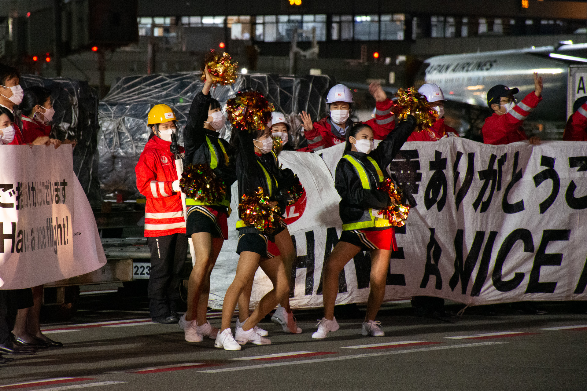 ブロックアウトを待つ間、JAL JETSが寒空のなかパフォーマンスを見せた