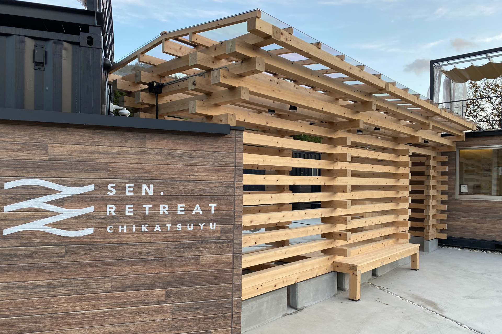 リニューアルで新設した敷地入口の壁