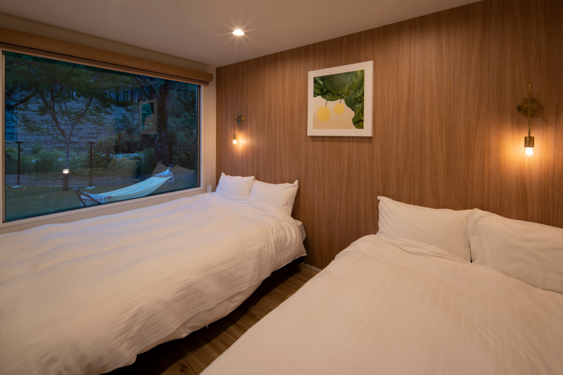 ぬくもりある室内。家具やホームシアターを完備