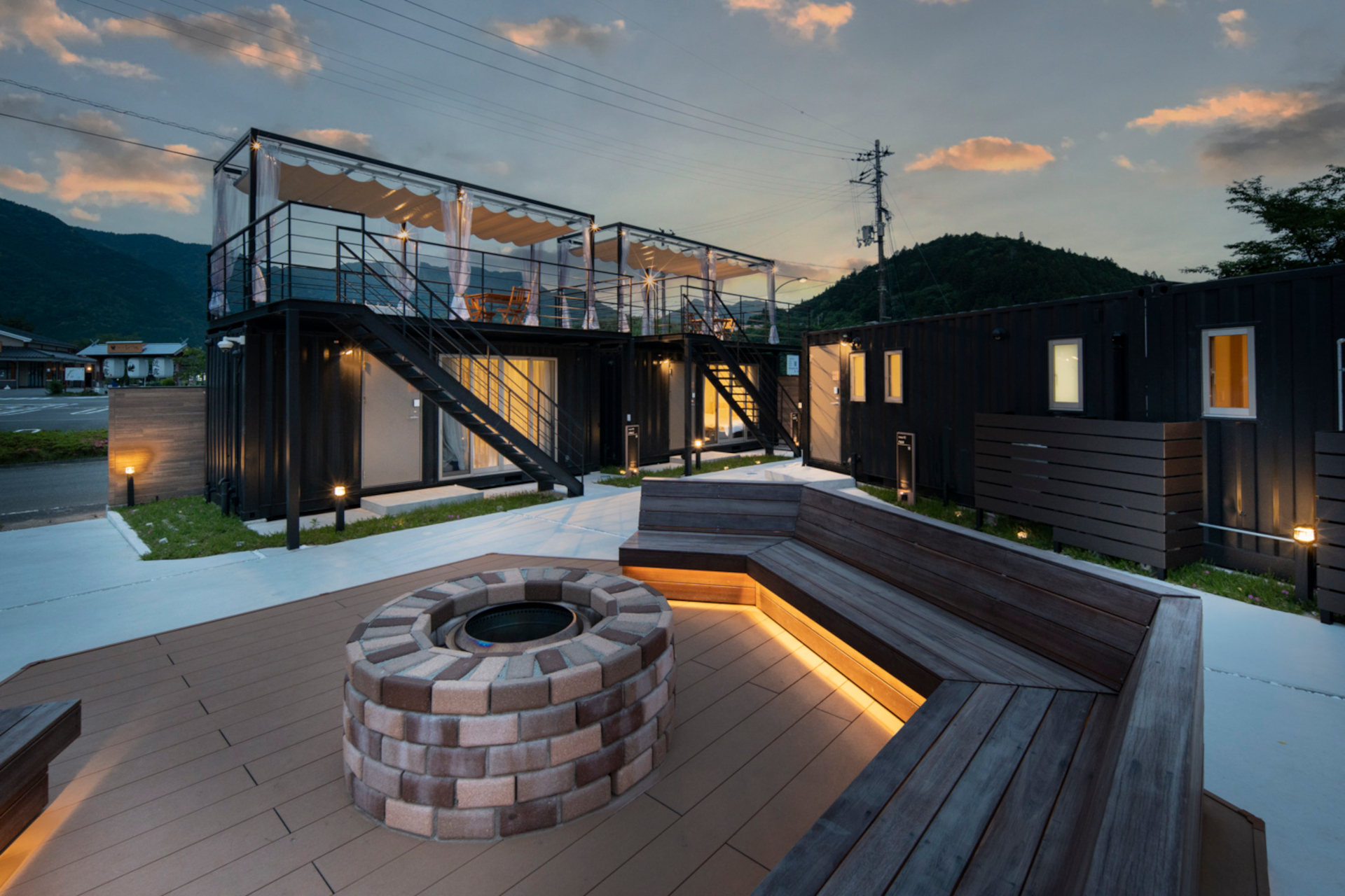 焚き火を囲めるウッドデッキテラス