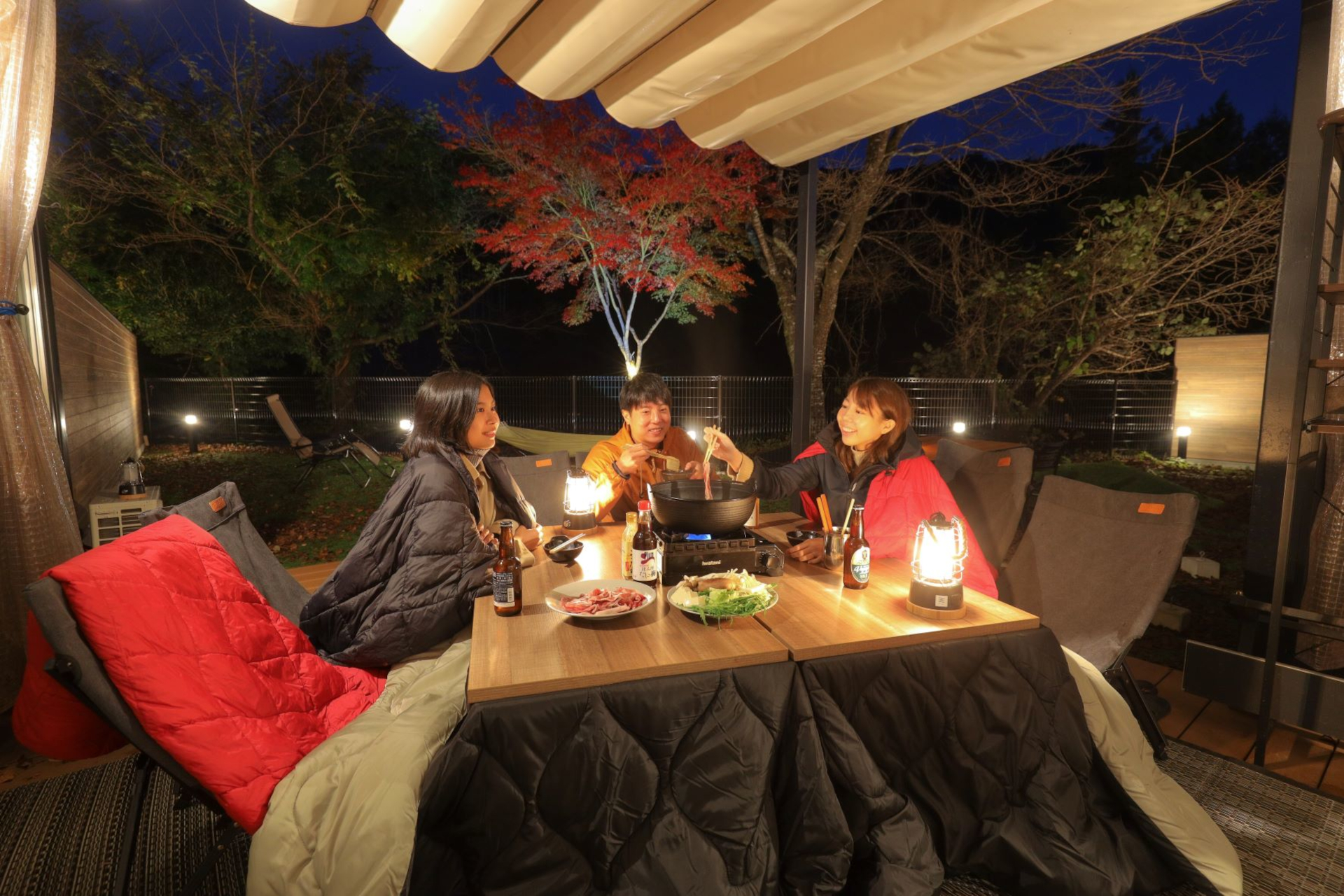 屋外テラスにこたつ設置