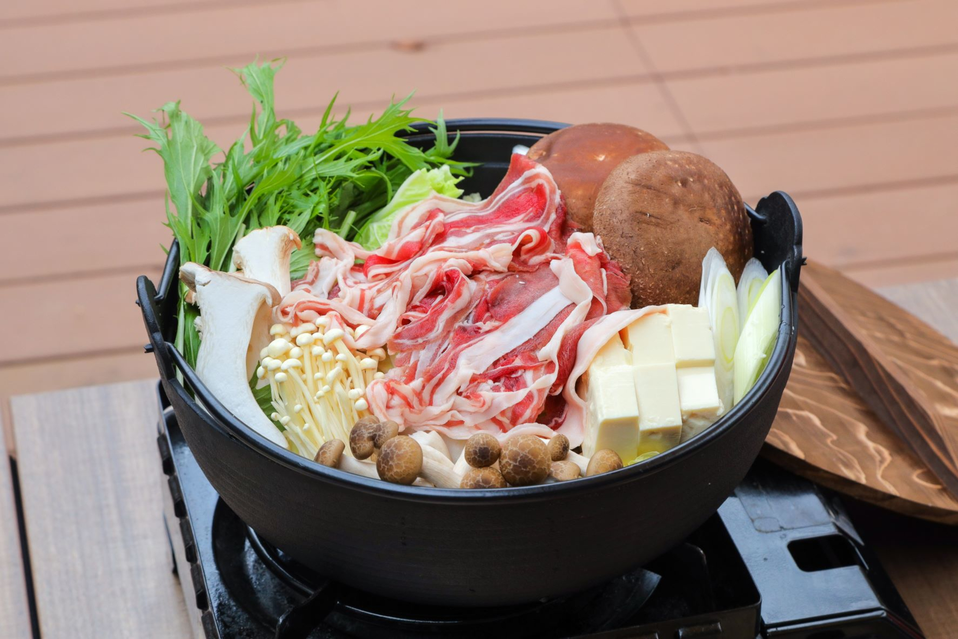 県産鰹節のだしを使い、地元で狩猟された猪肉や龍神しいたけなどの具材を盛り込んだ鍋を味わえる