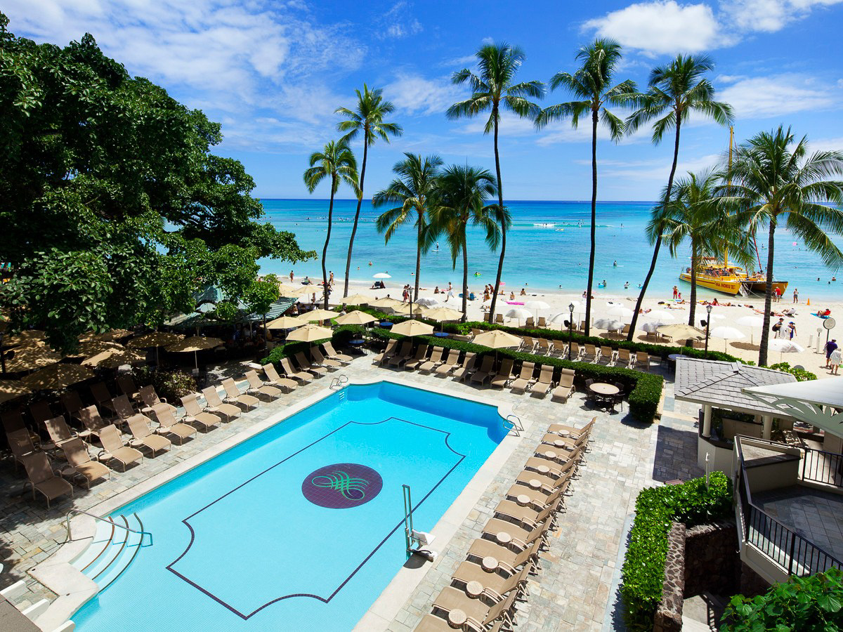 ホテルの中庭にある宿泊者専用のプール。左の大きな木はバニヤンツリー。長い歴史を見てきたシンボルツリーです