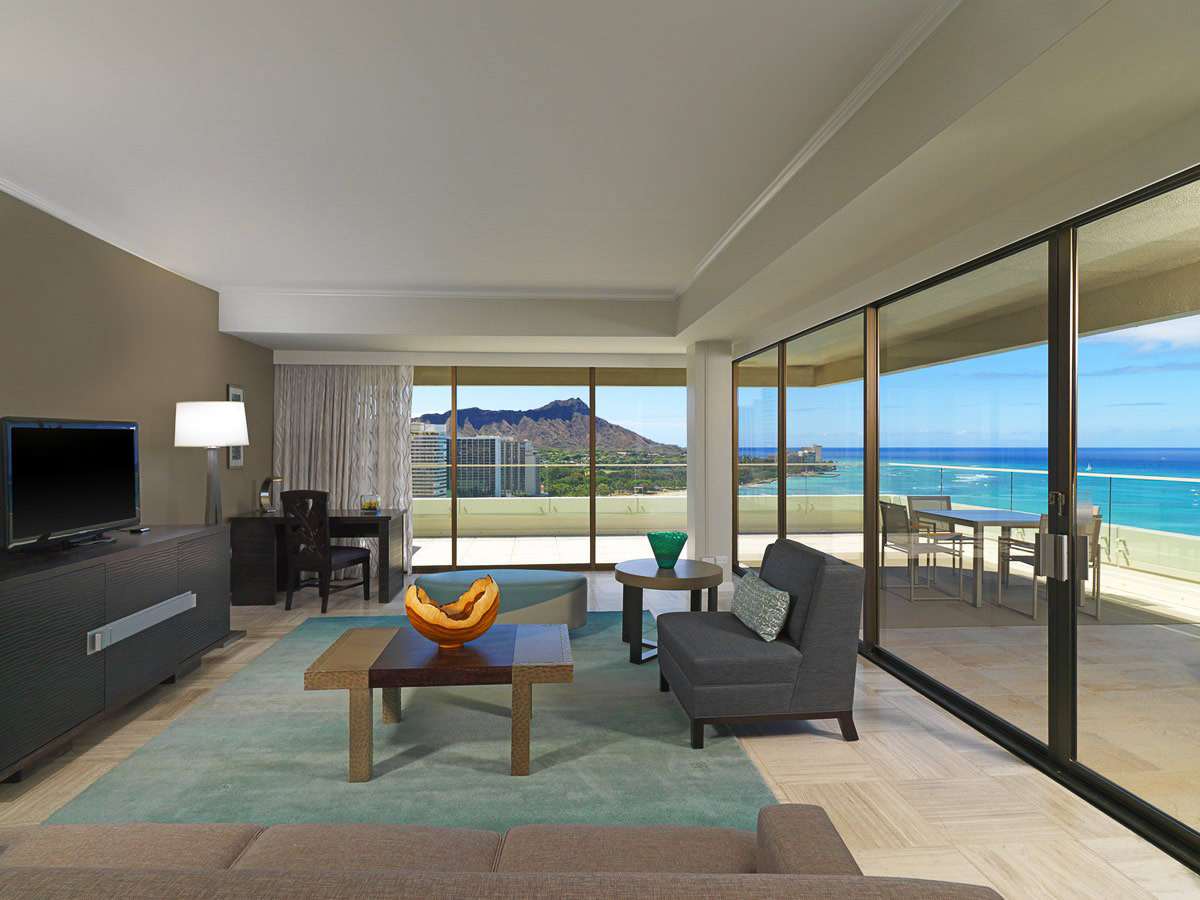 タワーウィング最上階に位置するペントハウス・スイートからの眺め。広々したラナイからは美しい海の景色を思う存分堪能できます