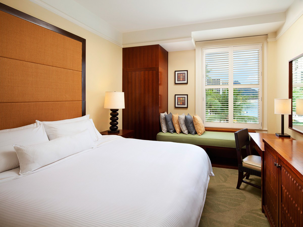 キングベッドが置かれた「ヒストリック バニヤン オーシャンビュー」。客室の窓から眺めるワイキキビーチの景色はどこかノスタルジック