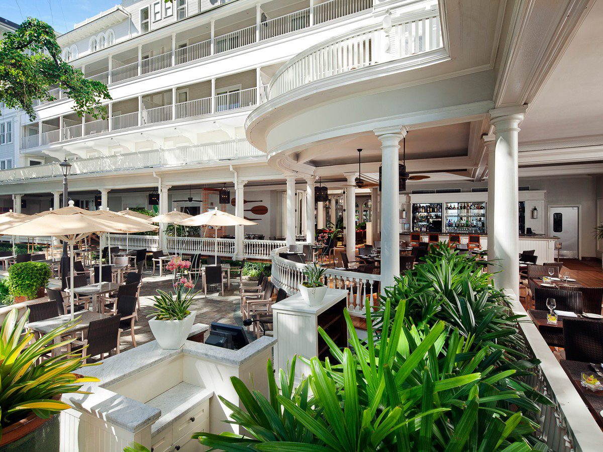 同ホテルの歴史を見てきたバニヤンツリーの下で食事が楽しめる「ザ・ベランダ」。いつかここで朝食を食べたいと思っている人も多いはず