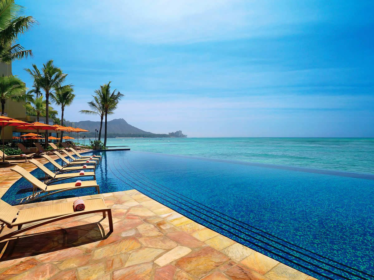 シェラトン・ワイキキの魅力といえば2種類のプール。こちらは「全米ベストホテルプール」を獲得しているインフィニティ・エッジ・プール