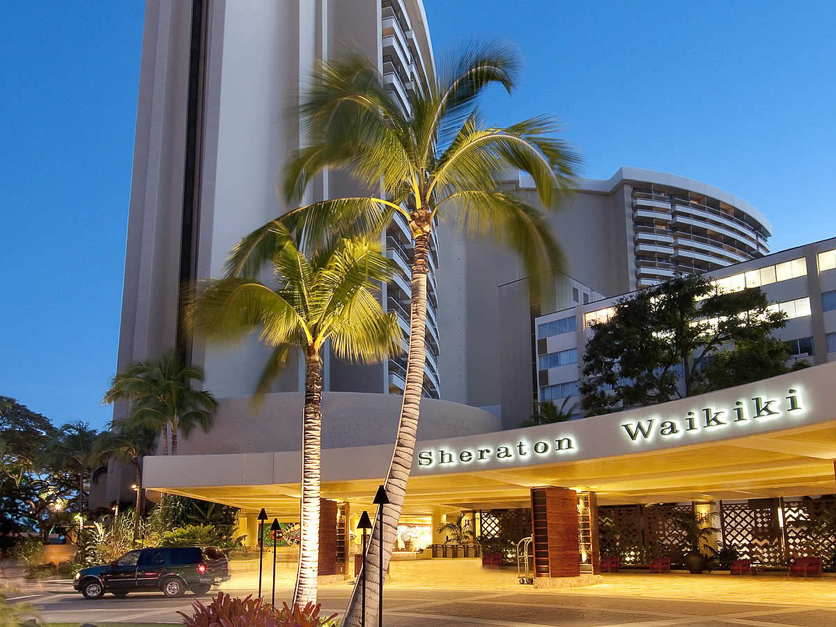 オープンは1971年。以来50年あまりにわたって観光客に絶大な人気を誇るワイキキのオーシャンフロントホテル