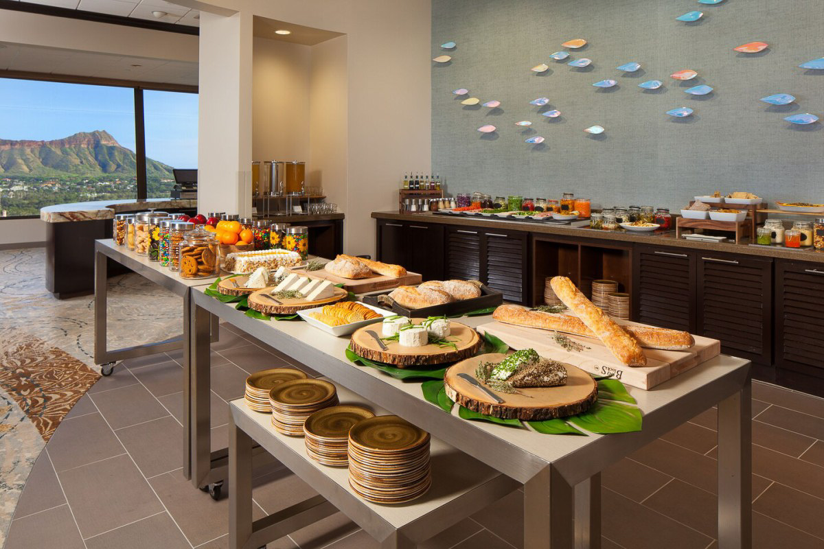 高層階30階にあるレアヒラウンジはアップグレードすることで使えるスタイリッシュな空間。バケーションはもちろん出張や会議でも使えます。Leahi（レアヒ）とはダイヤモンドヘッドのハワイ名だそう