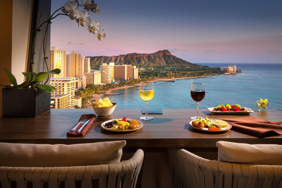 高層階30階にあるレアヒラウンジはアップグレードすることで使えるスタイリッシュな空間。バケーションはもちろん出張や会議でも使えます。Leahi（レアヒ）とはダイヤモンドヘッドのハワイ名だそう