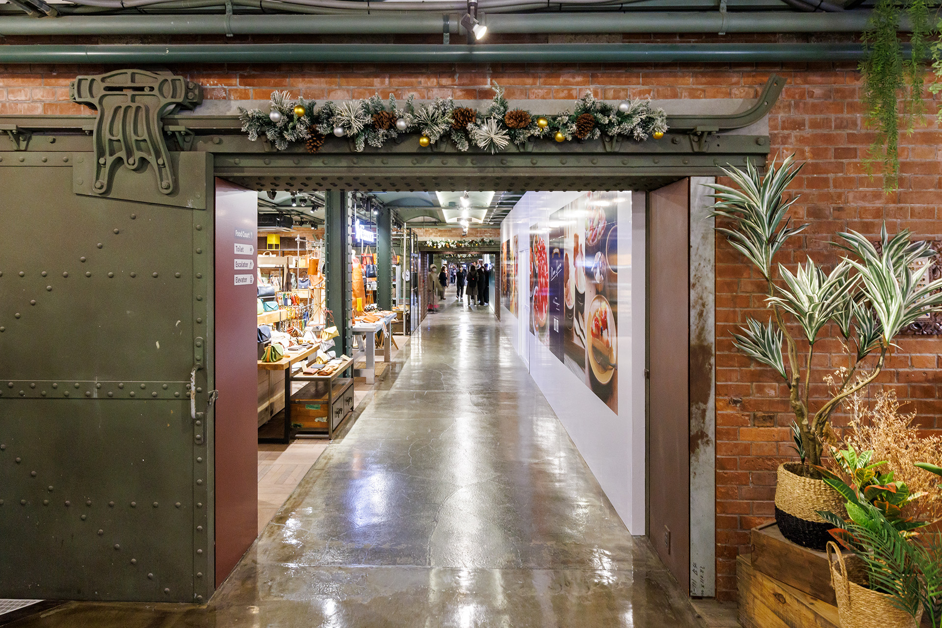 倉庫内部らしい雰囲気も随所に残っている