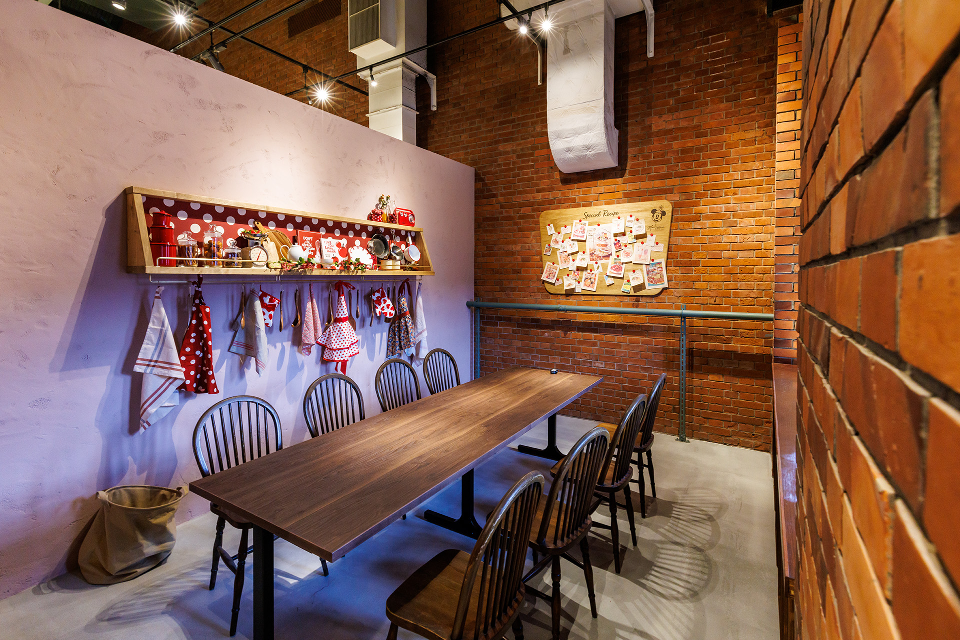 少人数での利用にピッタリな個室は、各キャラクターをイメージした装飾が施されている