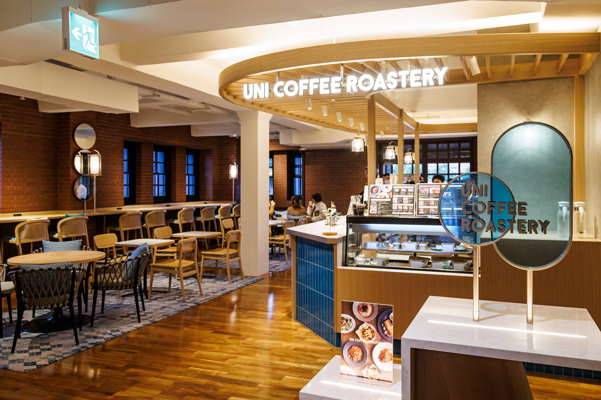 店内は倉庫のイメージを活かした空間となっている