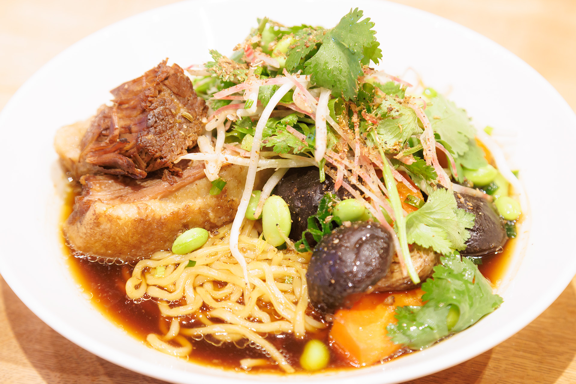 限定メニュー「ショートリブヌードル - コリアンダーとビーツのサラダ、四川スパイス」