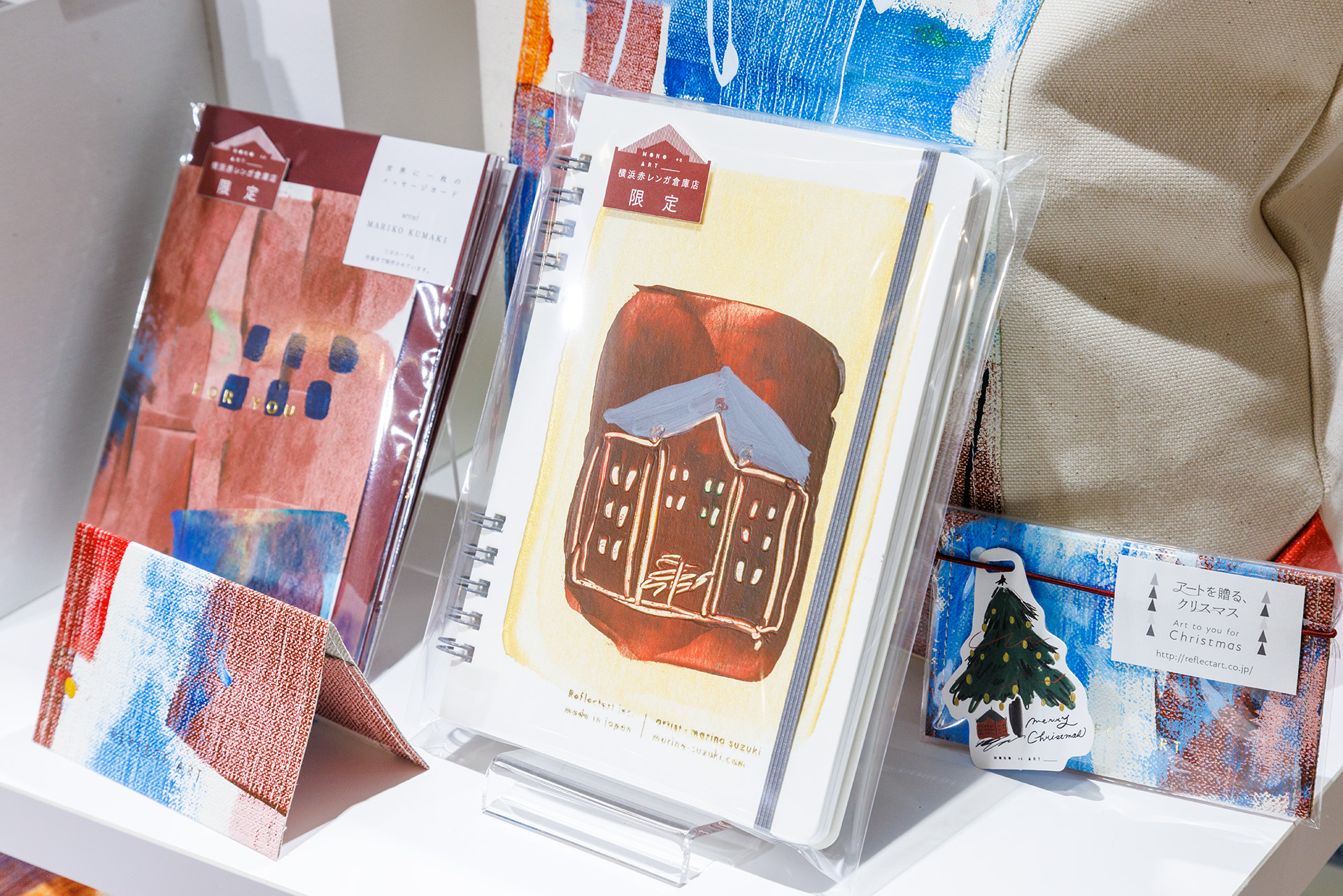 横浜赤レンガ倉庫を描いた表紙のノート。なんと印刷ではなく手書きの一点モノ！